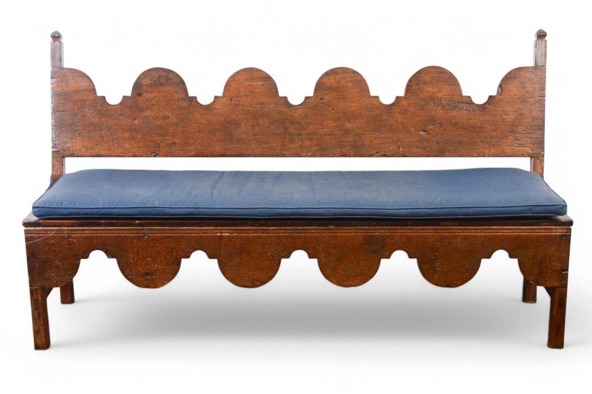 Banc colonial espagnol du XVIIIe siècle
Un banc rare et très évocateur du milieu du XVIIIe siècle de l'époque coloniale espagnole, entièrement fabriqué en bois dur massif, probablement originaire des Amériques, présentant la synthèse inimitable des