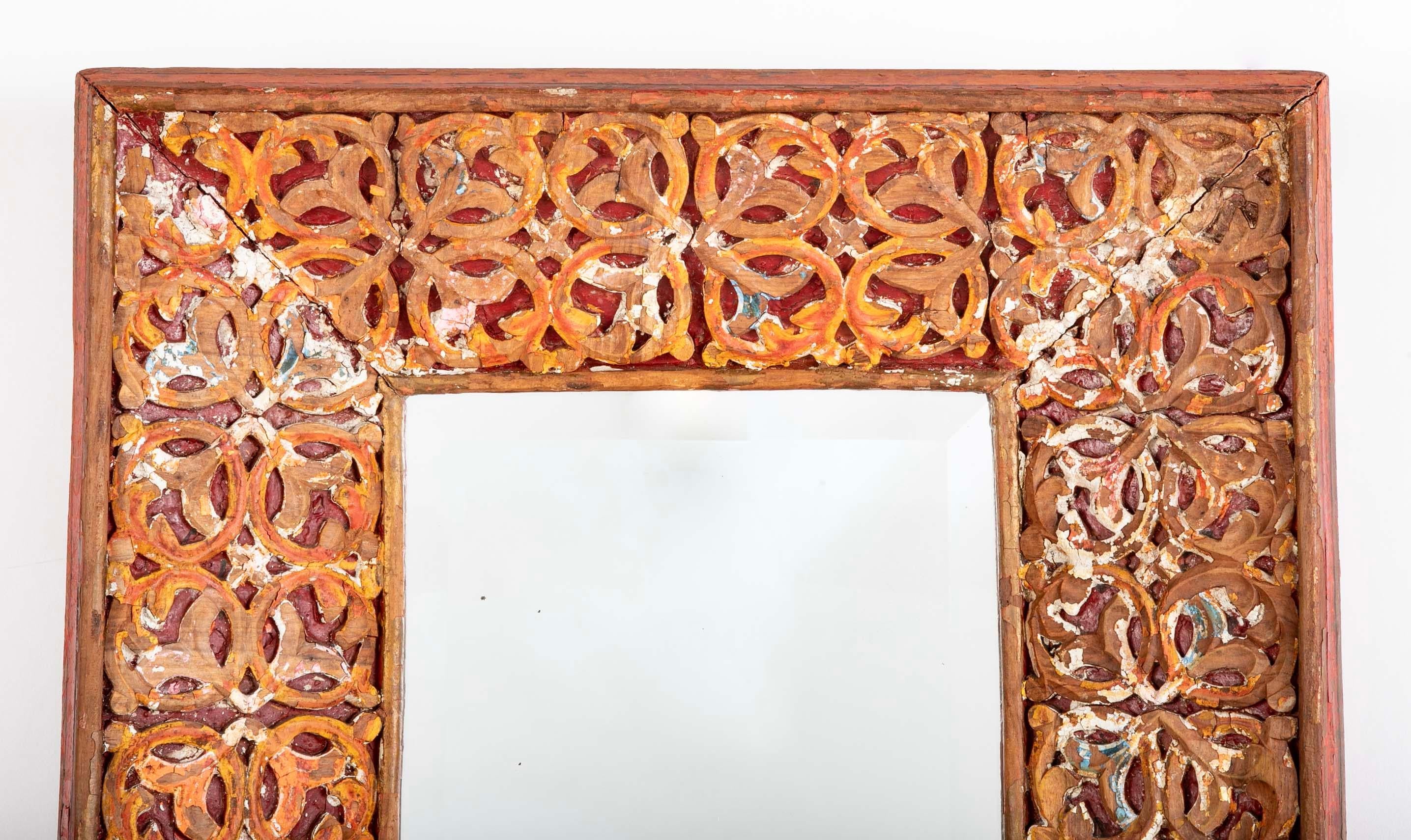 Marco Colonial Español del Siglo XVIII Tallado y Pintado con Espejo en venta 2