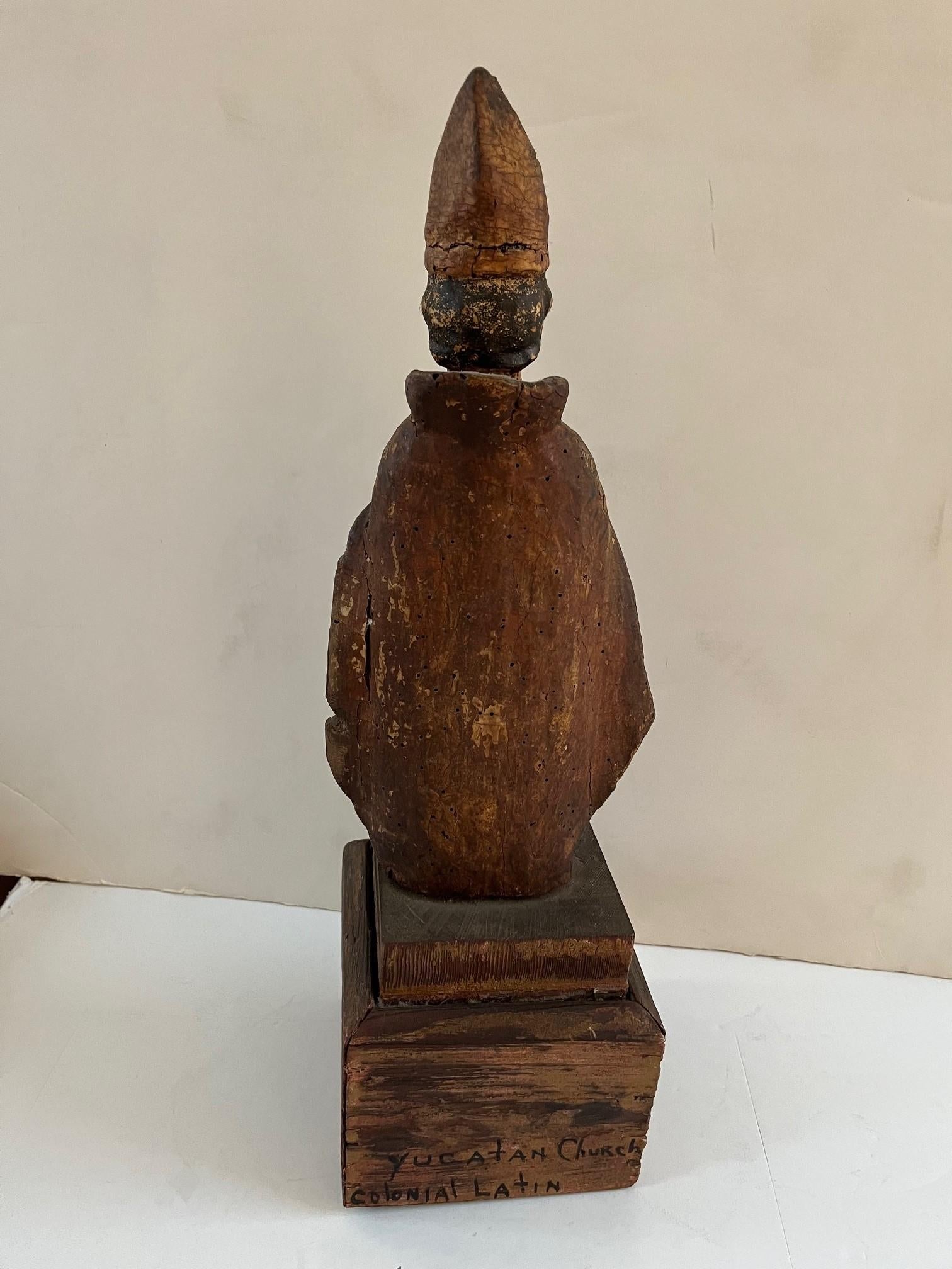 Figura scolpita di un vescovo in stile Coloni spagnolo del XVIII secolo in vendita 2