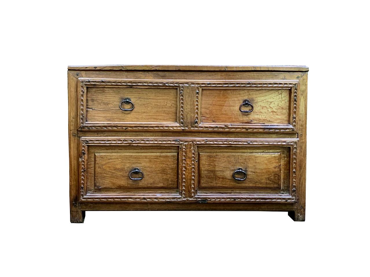 Esta hermosa arqueta colonial española del siglo XVIII encarna la elegancia rústica y la artesanía típicas del arte colonial. Hecha de madera maciza con una rica y cálida pátina desarrollada a lo largo de los siglos, esta pieza refleja el encanto