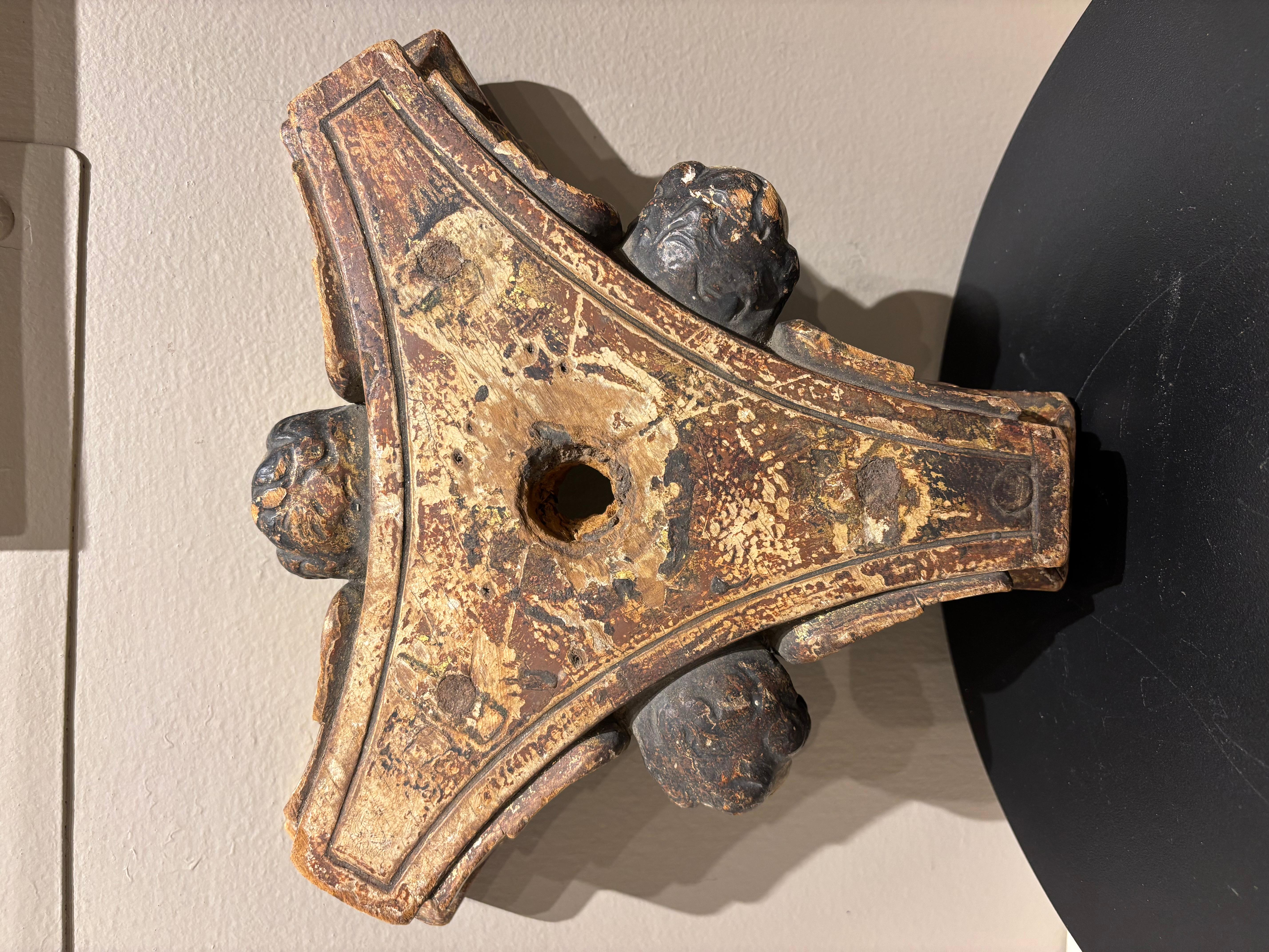 18th Century Spanish Colonial Craved Gilt Wood Winged Cherub Base For Sale 10
