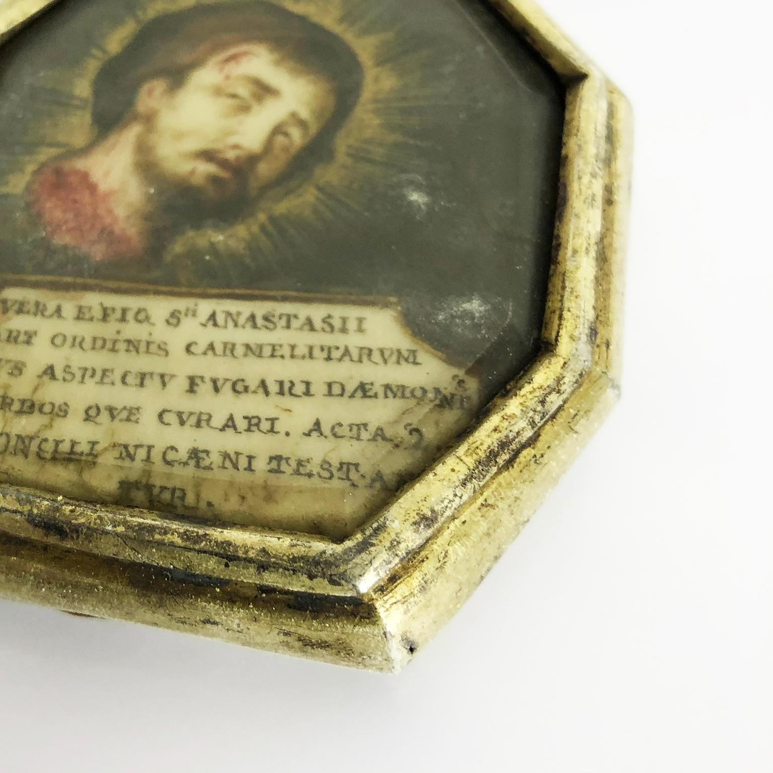 We offer this amazing Reliquary made in silver and gold plated, Inside we can see the face of Christ, some details of the Christ painting were painted in copper paint and some Latin words.

This type of jewelry always had a great value both for