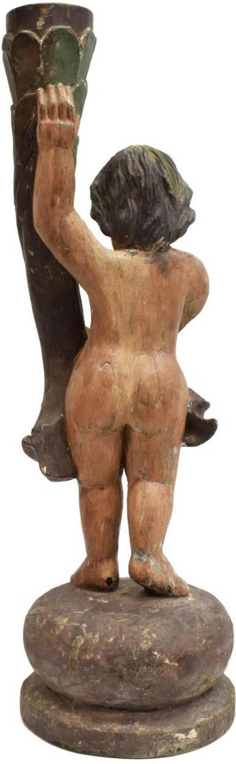 Rare torchère à poteau de Newel en bois sculpté et peint à la main, datant du 18e siècle, de l'époque coloniale espagnole. Cette antiquité de 250 ans, tout à fait originale, est modelée comme un putti (ange - garçon - chérubin), avec des yeux