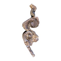 Remate decorativo español del siglo XVIII tallado en madera
