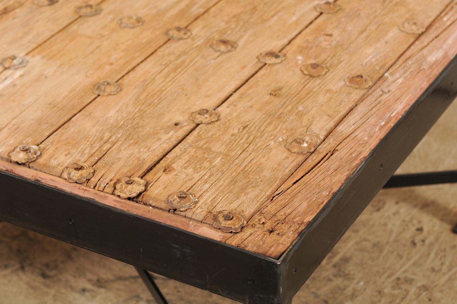 Mesa de centro rústica única con tapa de puerta española del siglo XVIII sobre base de metal personalizada Metal en venta