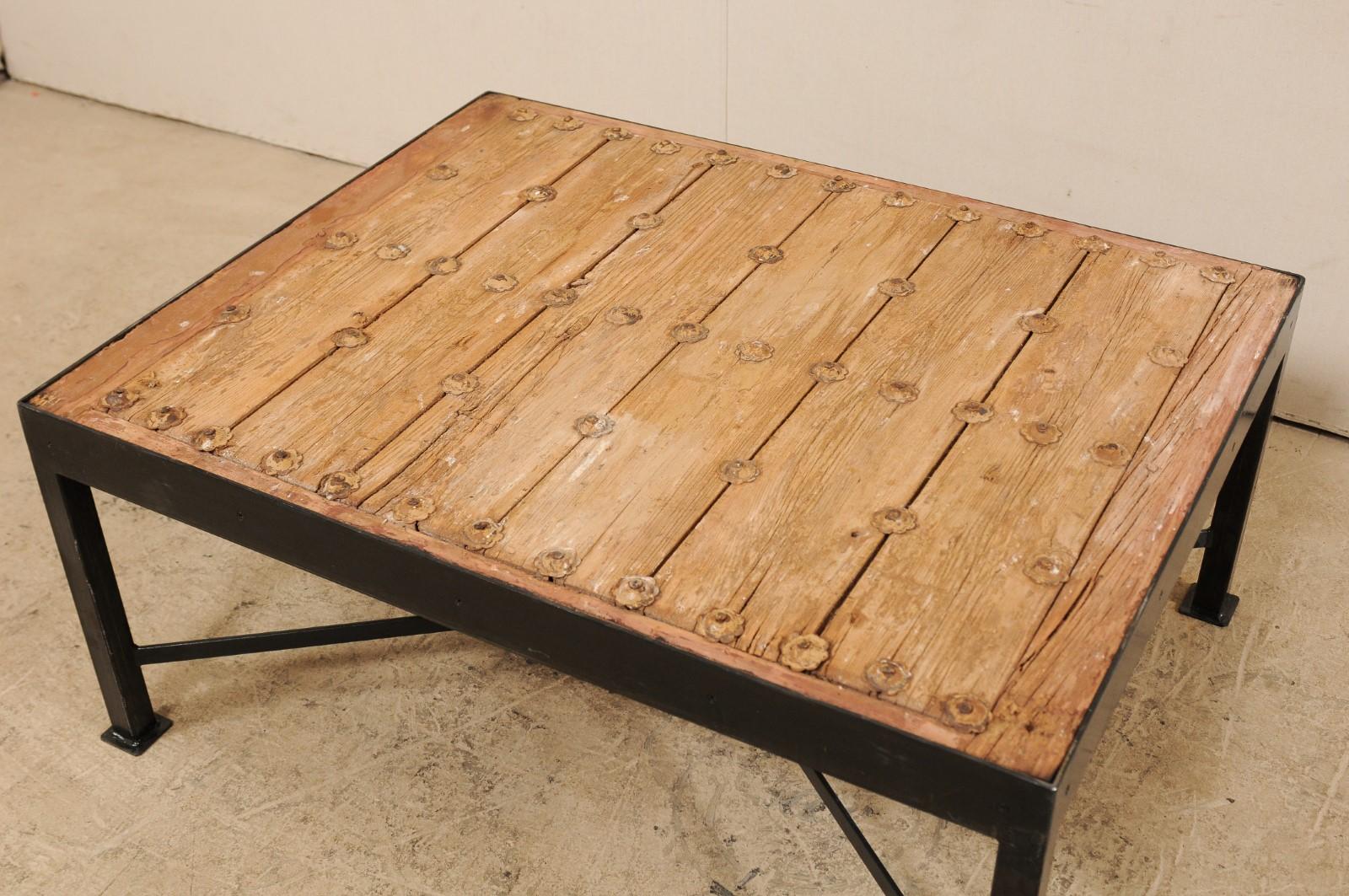 Mesa de centro rústica única con tapa de puerta española del siglo XVIII sobre base de metal personalizada en venta 1