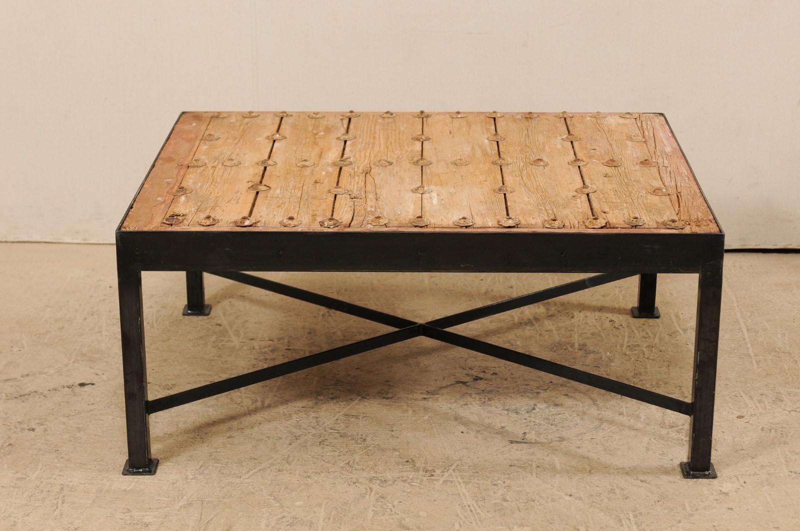 Rustique Table basse espagnole du 18ème siècle avec plateau de porte et base en métal noir personnalisée en vente