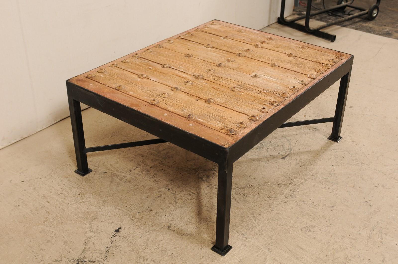 Table basse espagnole du 18ème siècle avec plateau de porte et base en métal noir personnalisée Bon état - En vente à Atlanta, GA