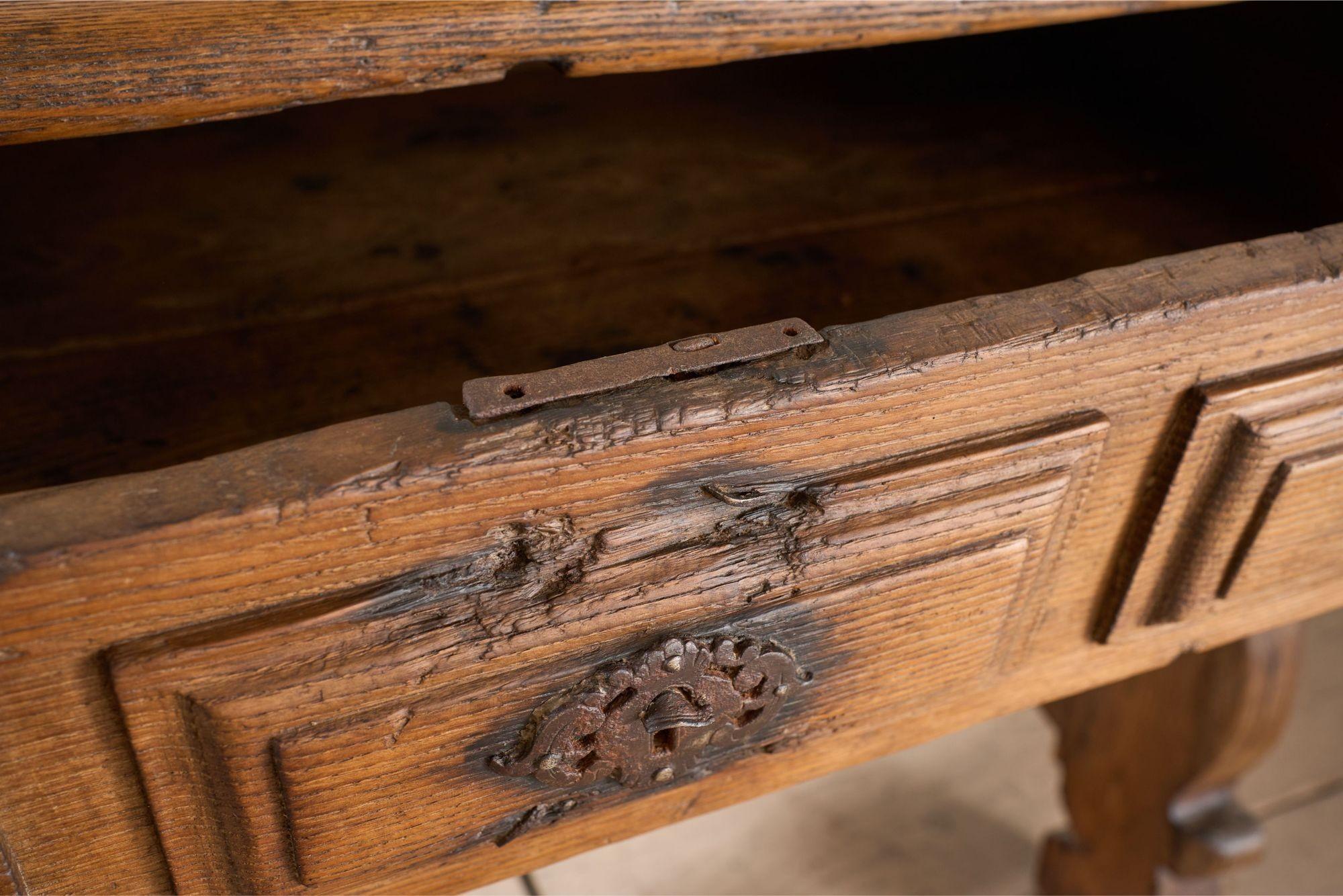 Tavolo da scrittura in olmo spagnolo del XVIII secolo in vendita 8