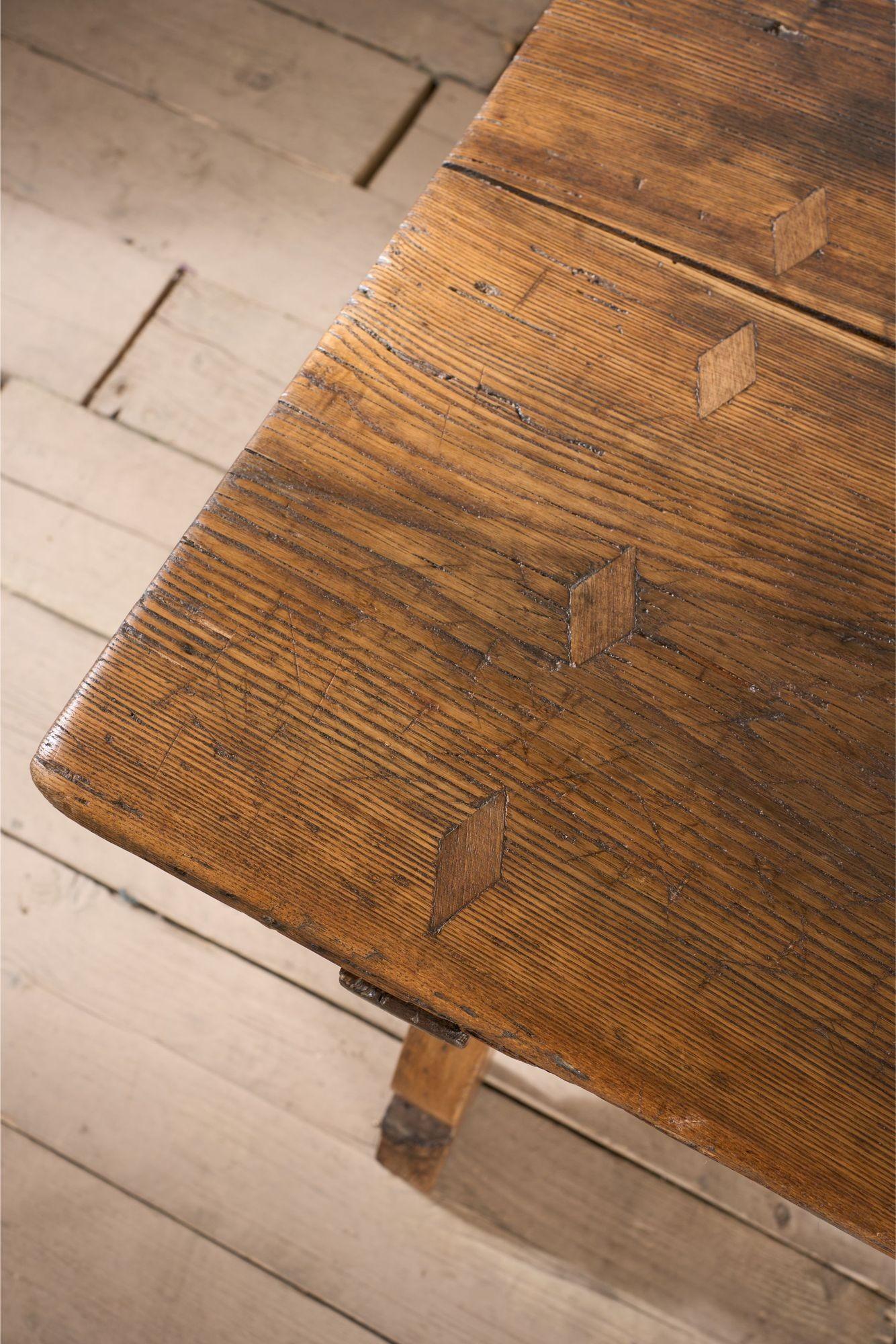 Questo è il tavolo spagnolo del XVIII secolo di migliore qualità e più originale che abbia avuto il piacere di possedere. La patina su tutta la superficie è straordinaria e il dettaglio del diamante lungo il piano è un disegno che non ho mai visto