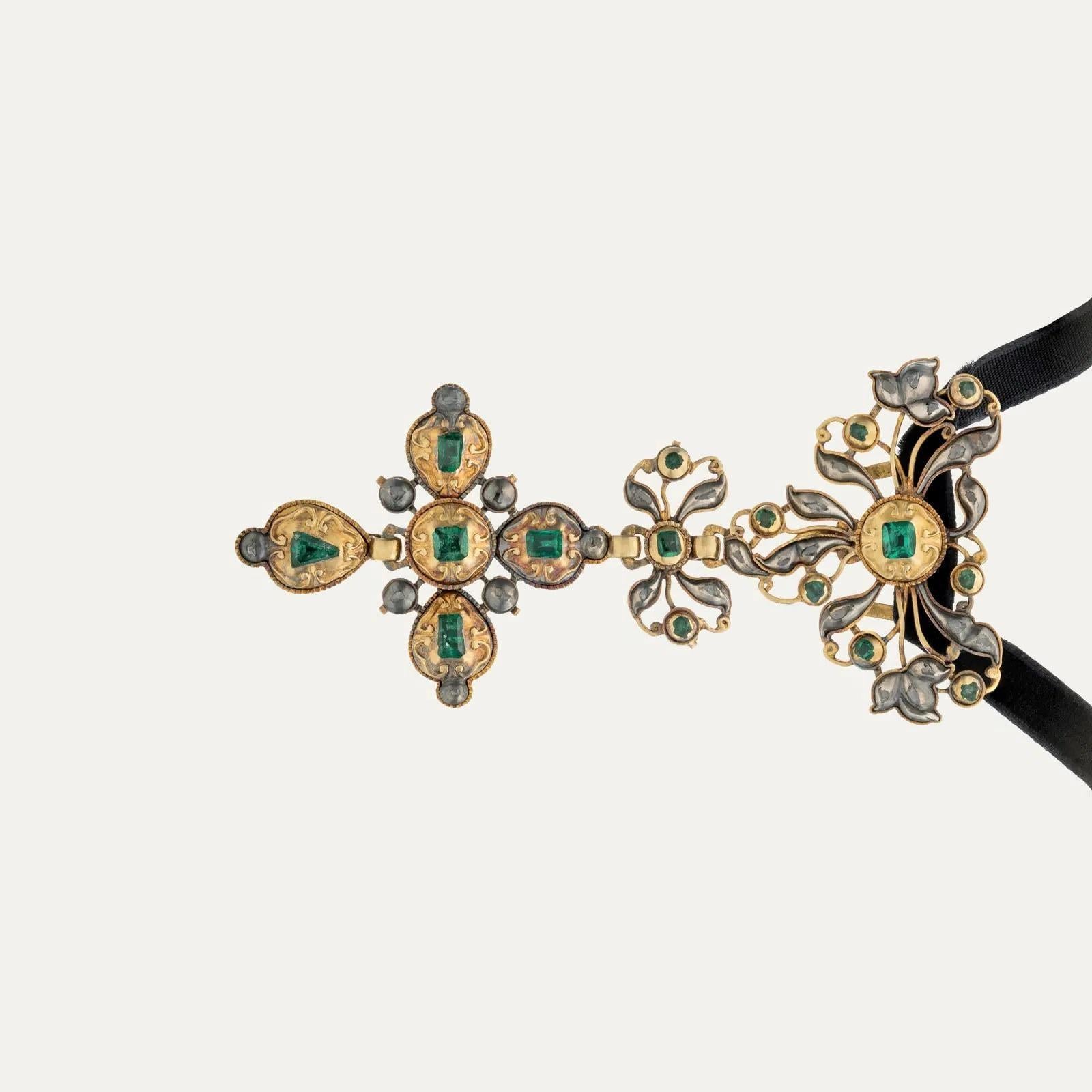Spanischer Smaragd- und Diamant-Kreuz-Anhänger aus Gold und Silber aus dem 18. (Rokoko) im Angebot