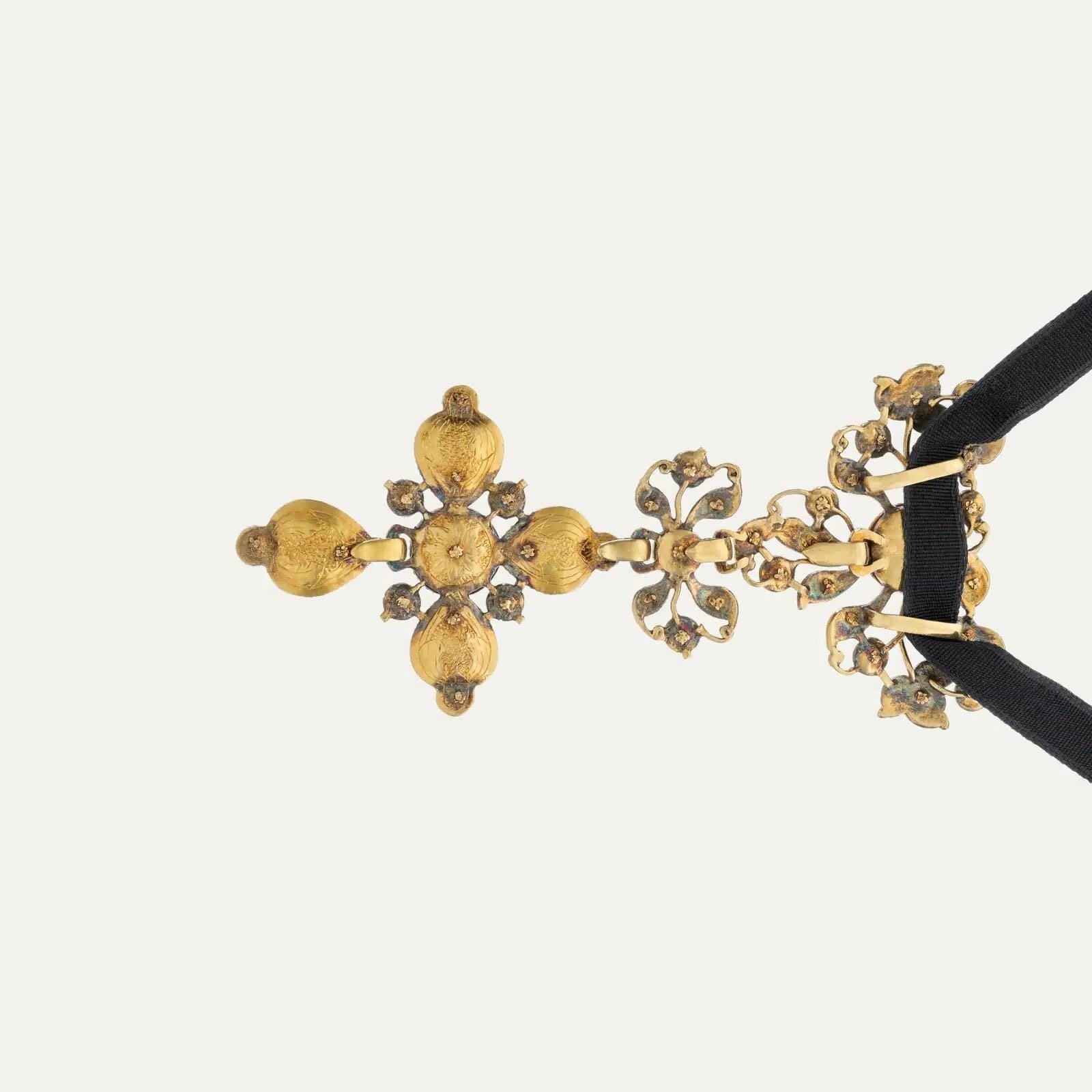 Spanischer Smaragd- und Diamant-Kreuz-Anhänger aus Gold und Silber aus dem 18. (Smaragdschliff) im Angebot
