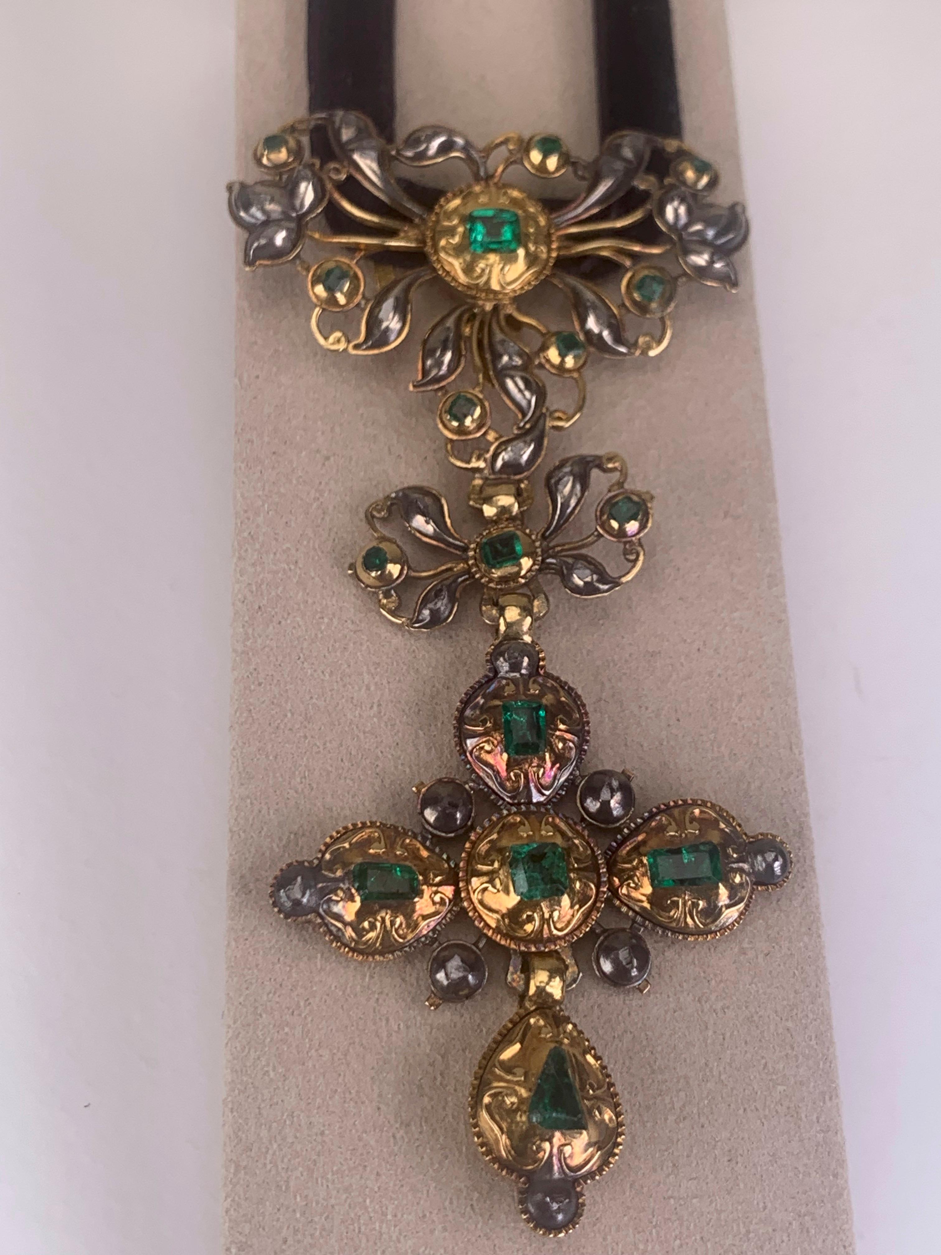 Spanischer Smaragd- und Diamant-Kreuz-Anhänger aus Gold und Silber aus dem 18. für Damen oder Herren im Angebot