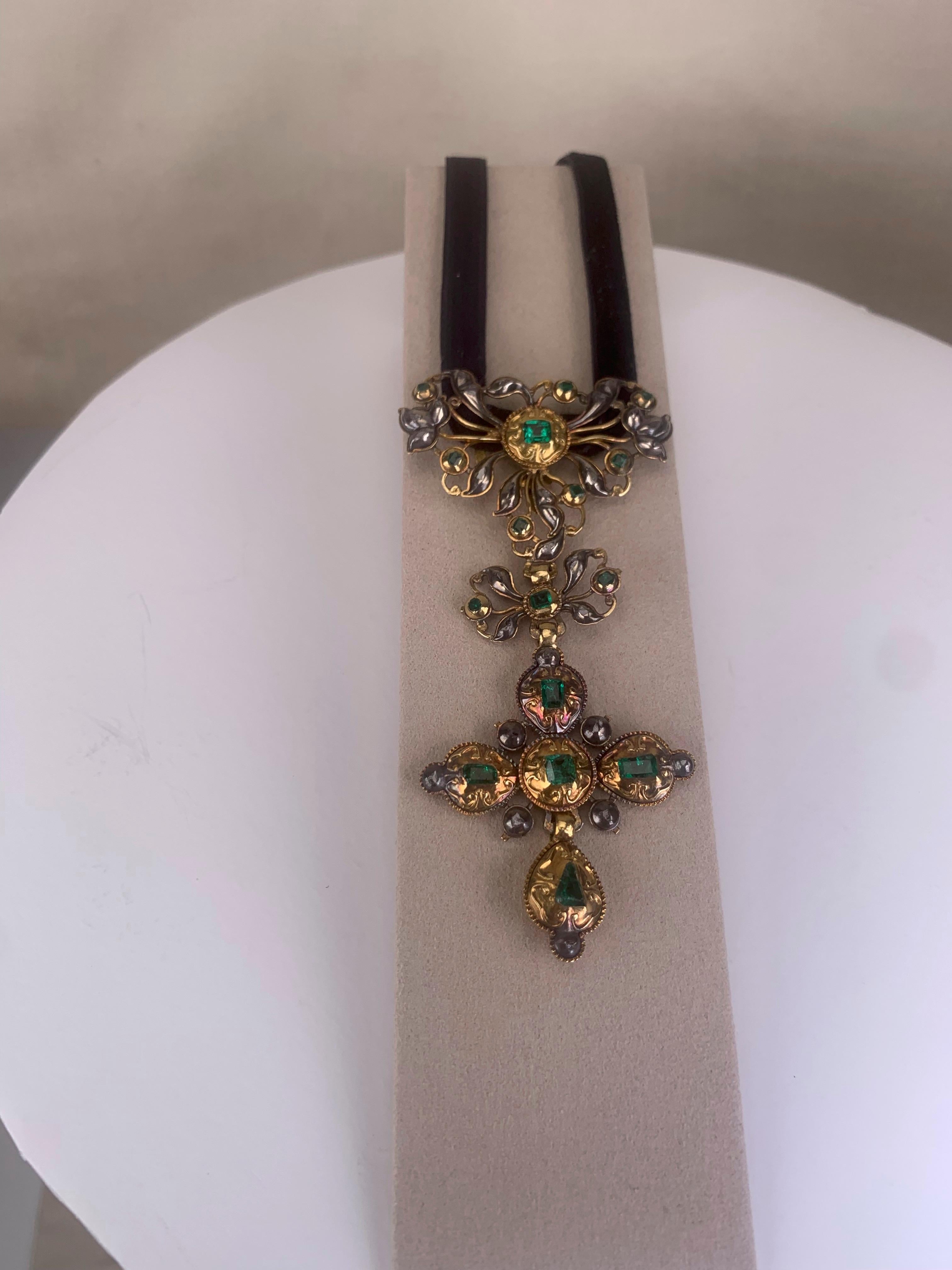 Spanischer Smaragd- und Diamant-Kreuz-Anhänger aus Gold und Silber aus dem 18. im Angebot 1
