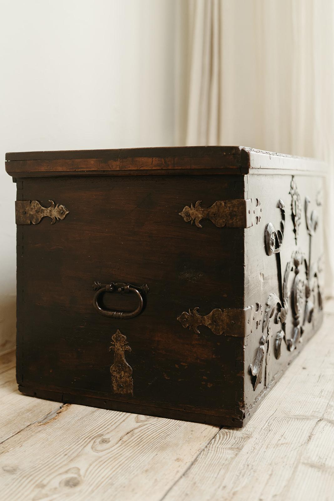 18th century Spanish fruitwood/metal trunk ...  In Good Condition For Sale In Brecht, BE