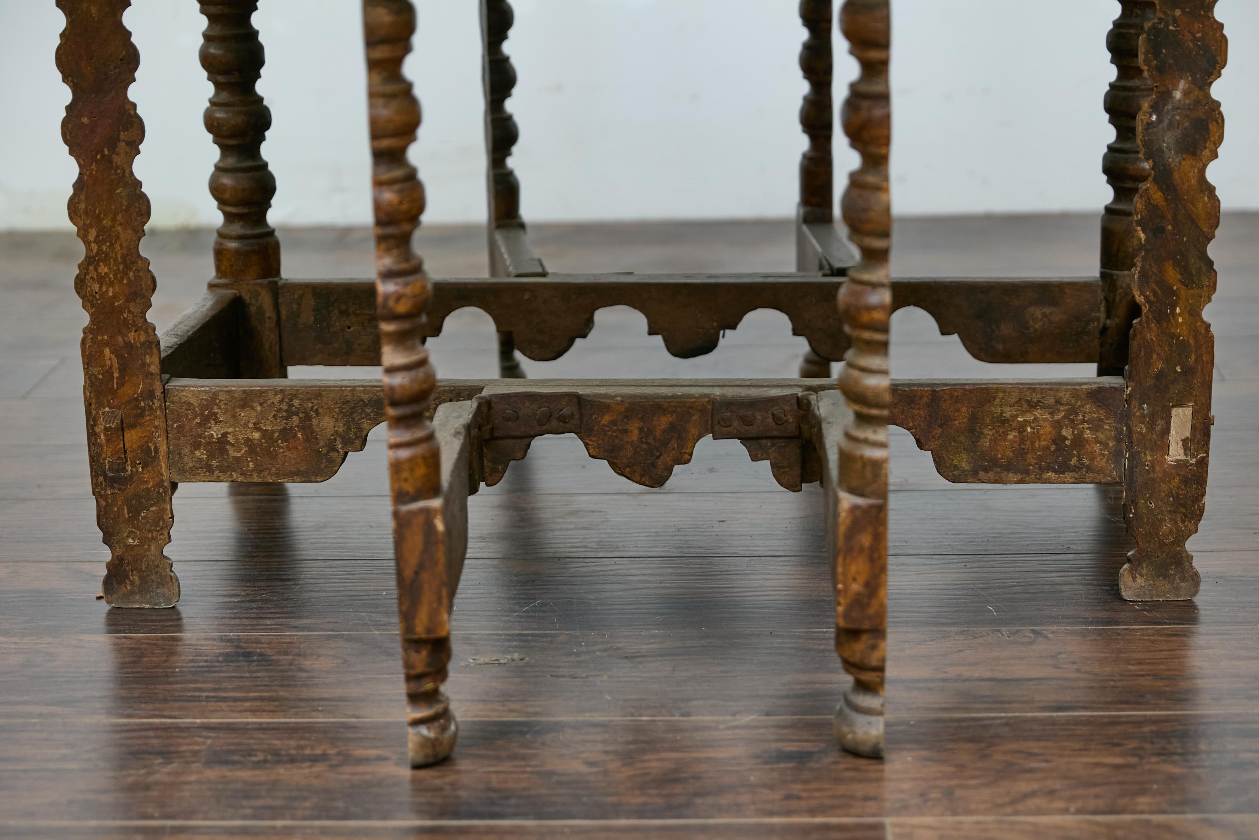 18th-Century Spanish Gateleg Table with Floral Polychrome Décor and Drop Leaves For Sale 4