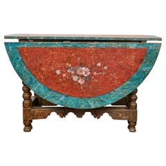 Mesa española del siglo XVIII con decoración floral policromada y hojas abatibles