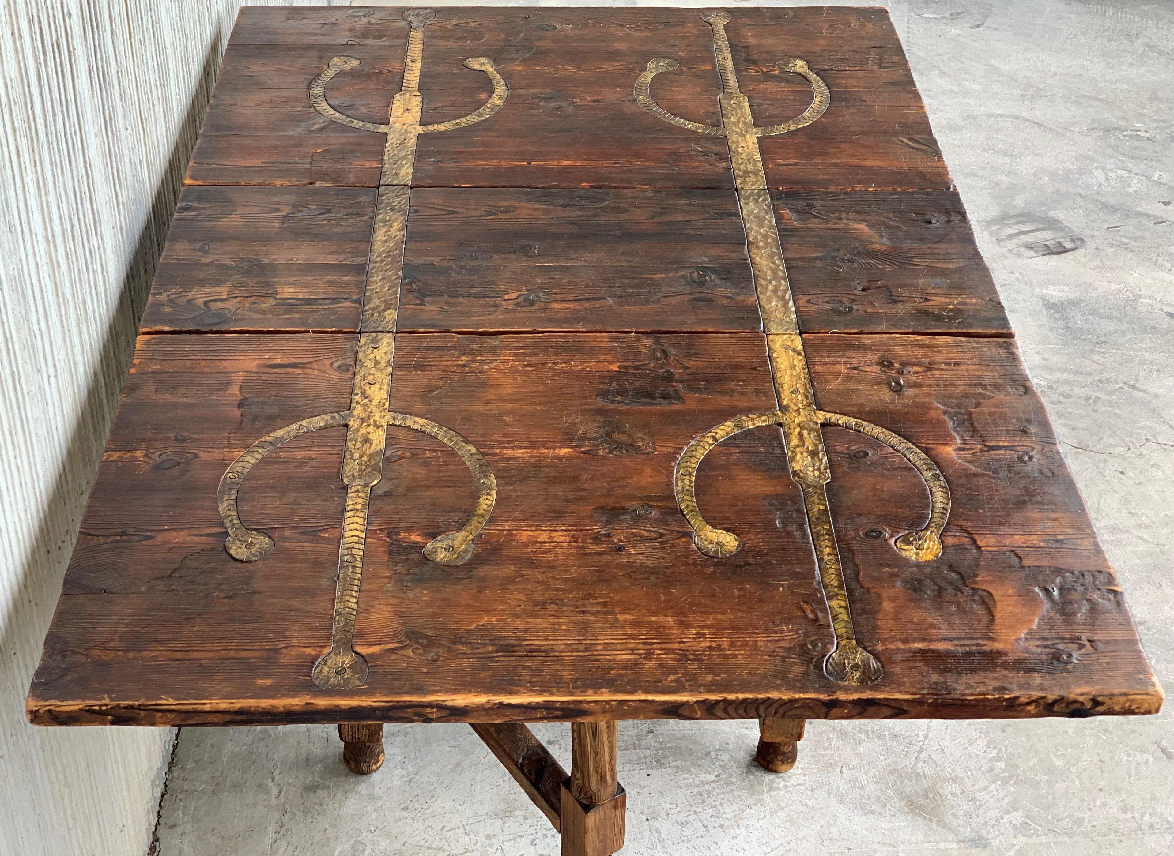 18th Century Spanish Gateleg Table with Two Leafs with Embedded Irons 4