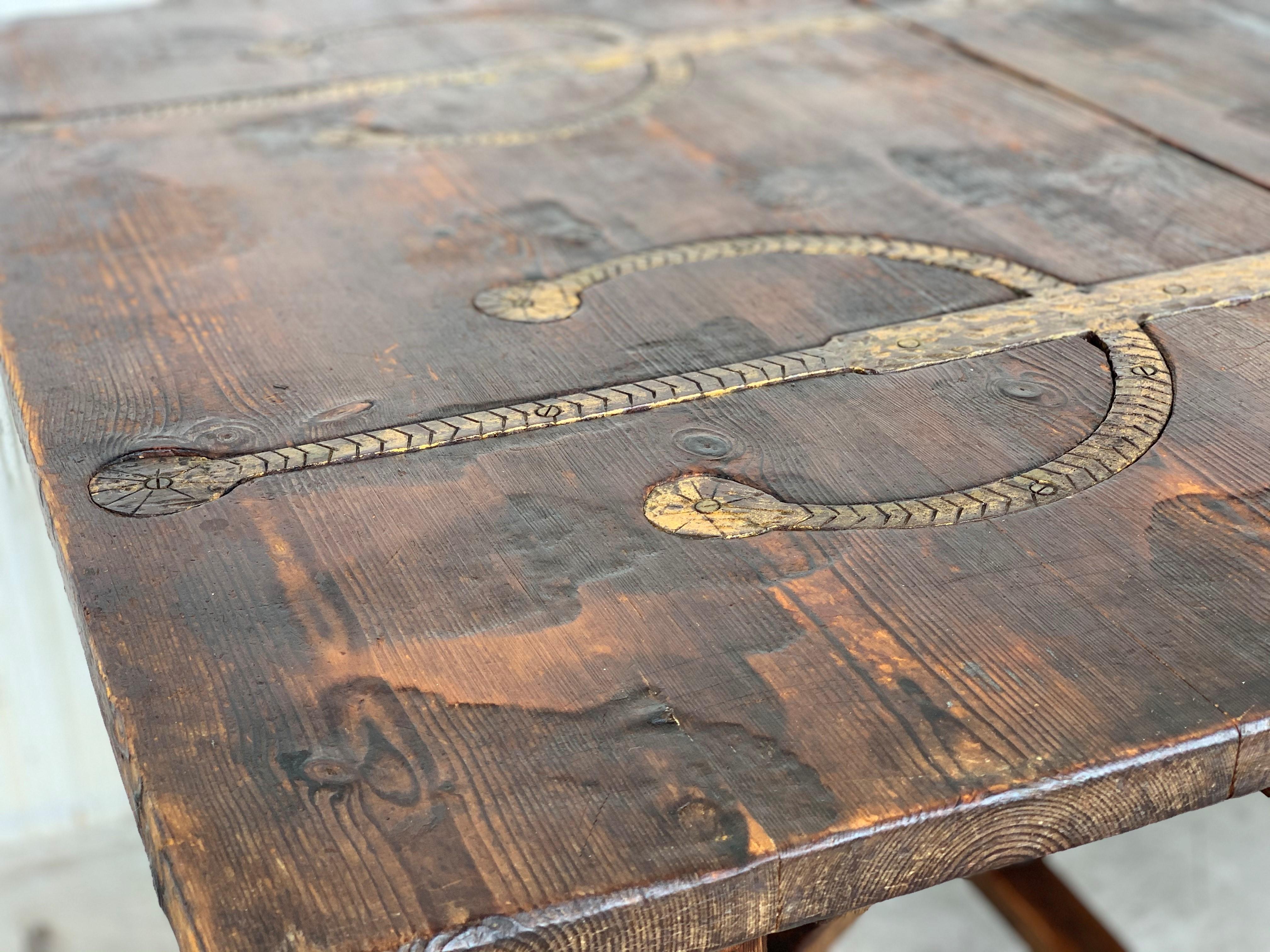 18th Century Spanish Gateleg Table with Two Leafs with Embedded Irons 5