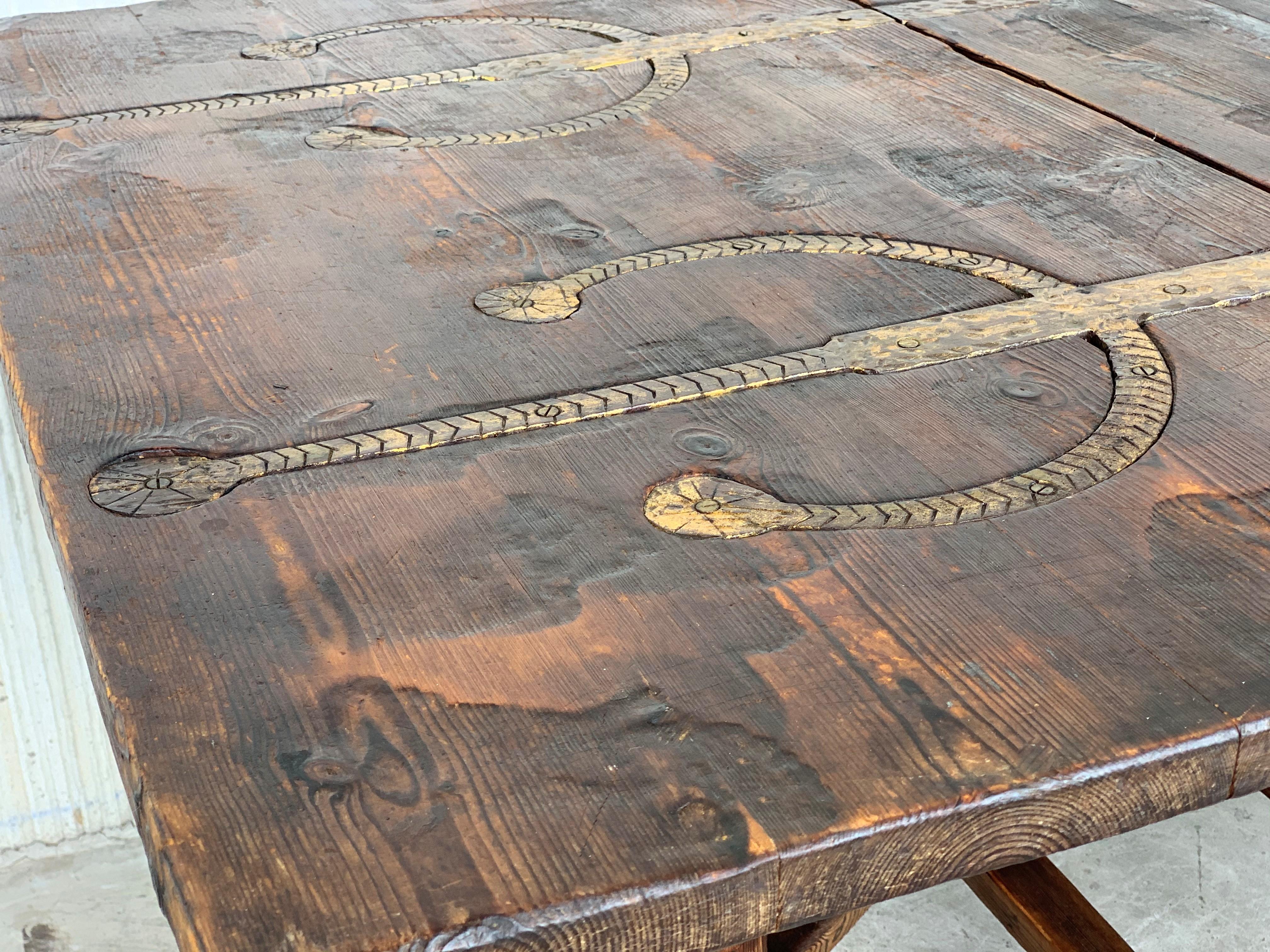 18th Century Spanish Gateleg Table with Two Leafs with Embedded Irons 8