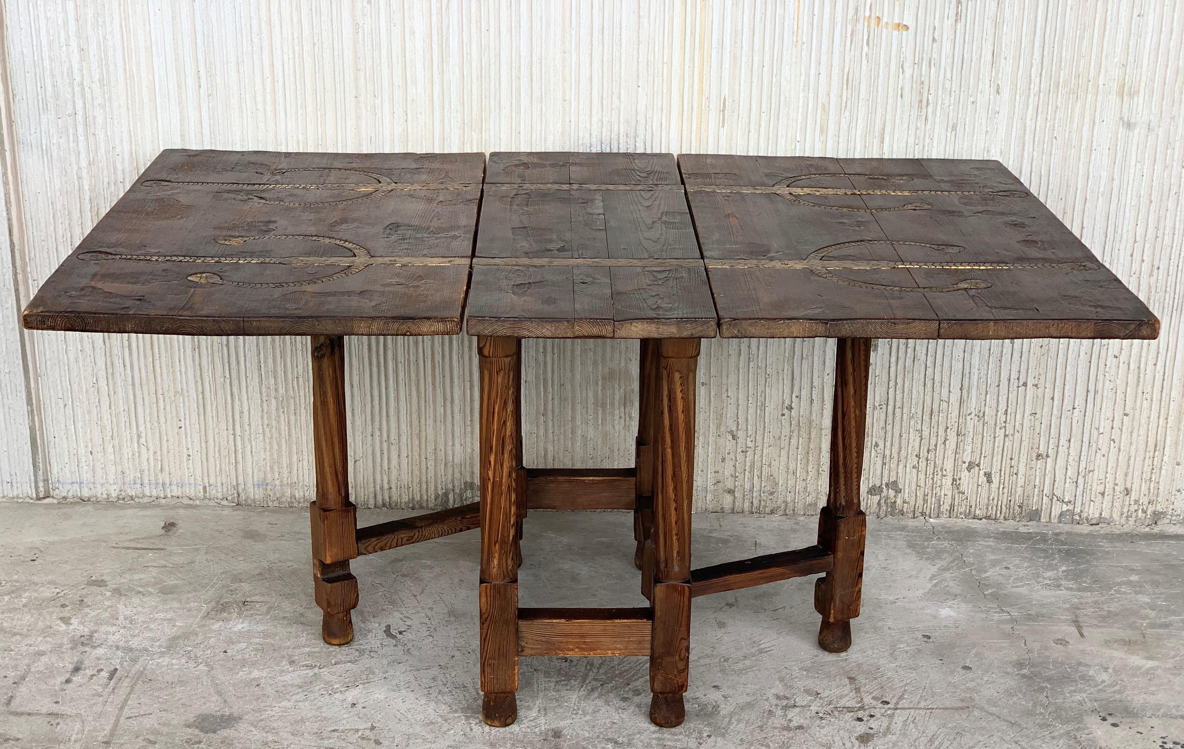 18th century English gateleg table with two leafs with embedded irons
This is a rare Spanish oak and elm gateleg breakfast table. The table appears to be all original, retaining it's original forged iron hinges and old surface. The table is newly