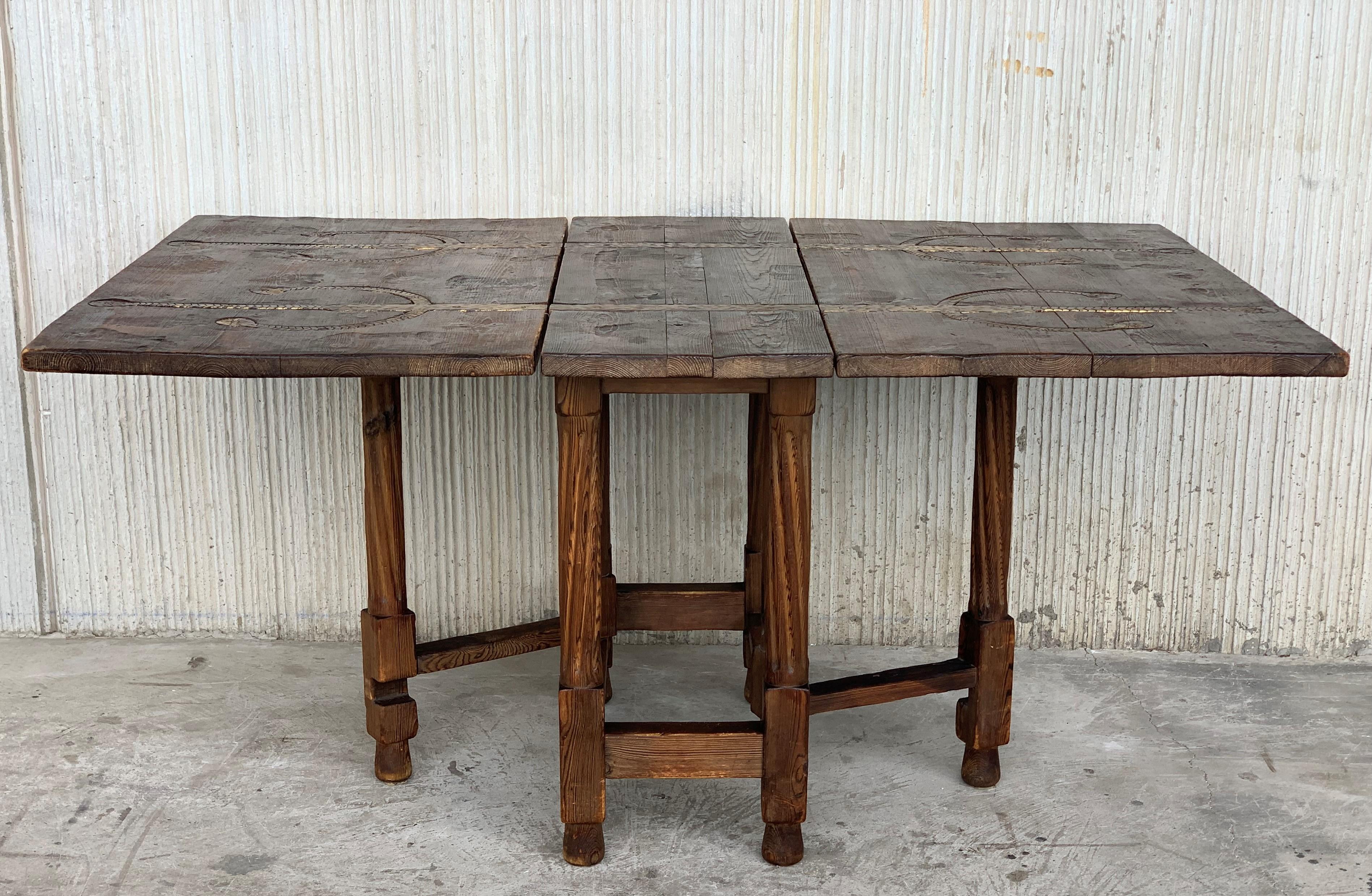 18th Century Spanish Gateleg Table with Two Leafs with Embedded Irons In Good Condition In Miami, FL