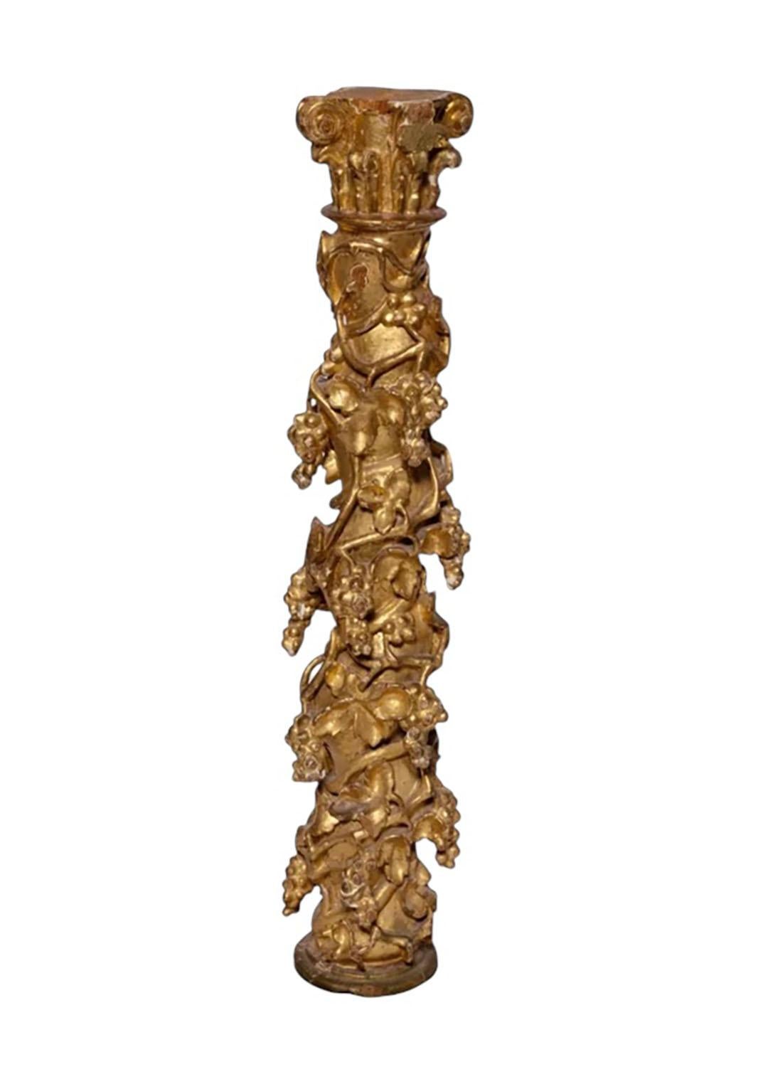 Cette paire exquise de colonnes solomoniques espagnoles du XVIIIe siècle présente une sculpture magistrale et une riche dorure, reflétant la grandeur du design baroque. Datant des années 1780-1810, ces trésors architecturaux présentent la forme