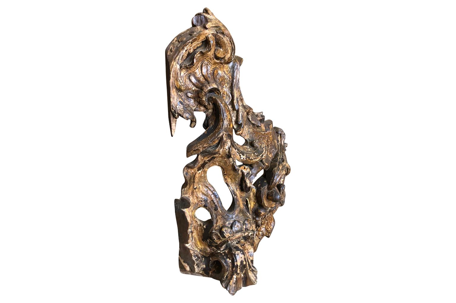 Ein sehr schönes, größeres Fragment aus dem 18. Jahrhundert aus herrlich polychromiertem Holz aus der Region Barcelona. Wunderbar einfach als Objekt, oder atemberaubend in eine Lampe umgewandelt.