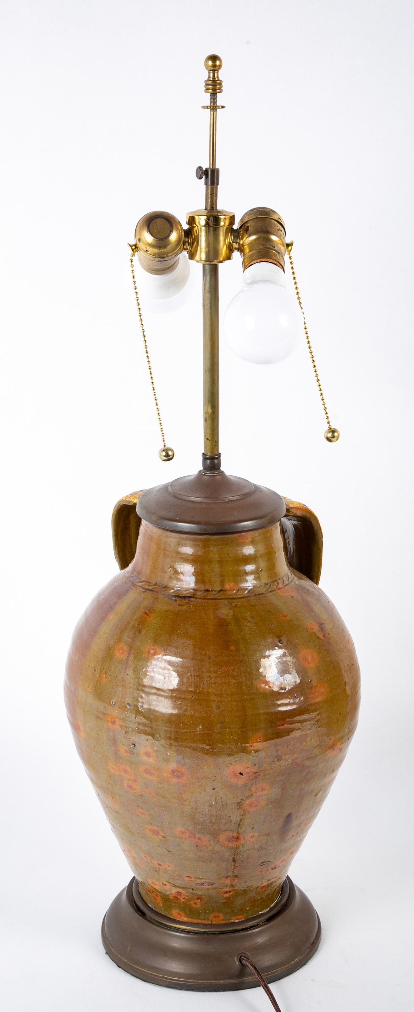 Pot en céramique émaillée espagnole du 18ème siècle monté comme lampe de bureau en vente 5