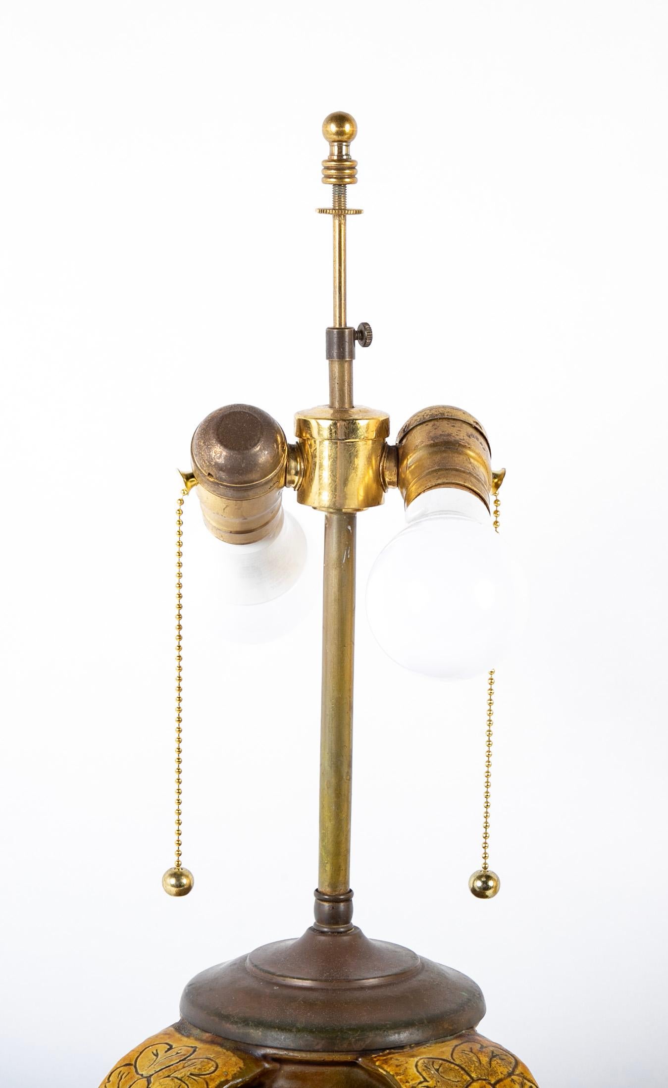 Pot en céramique émaillée espagnole du 18ème siècle monté comme lampe de bureau en vente 1