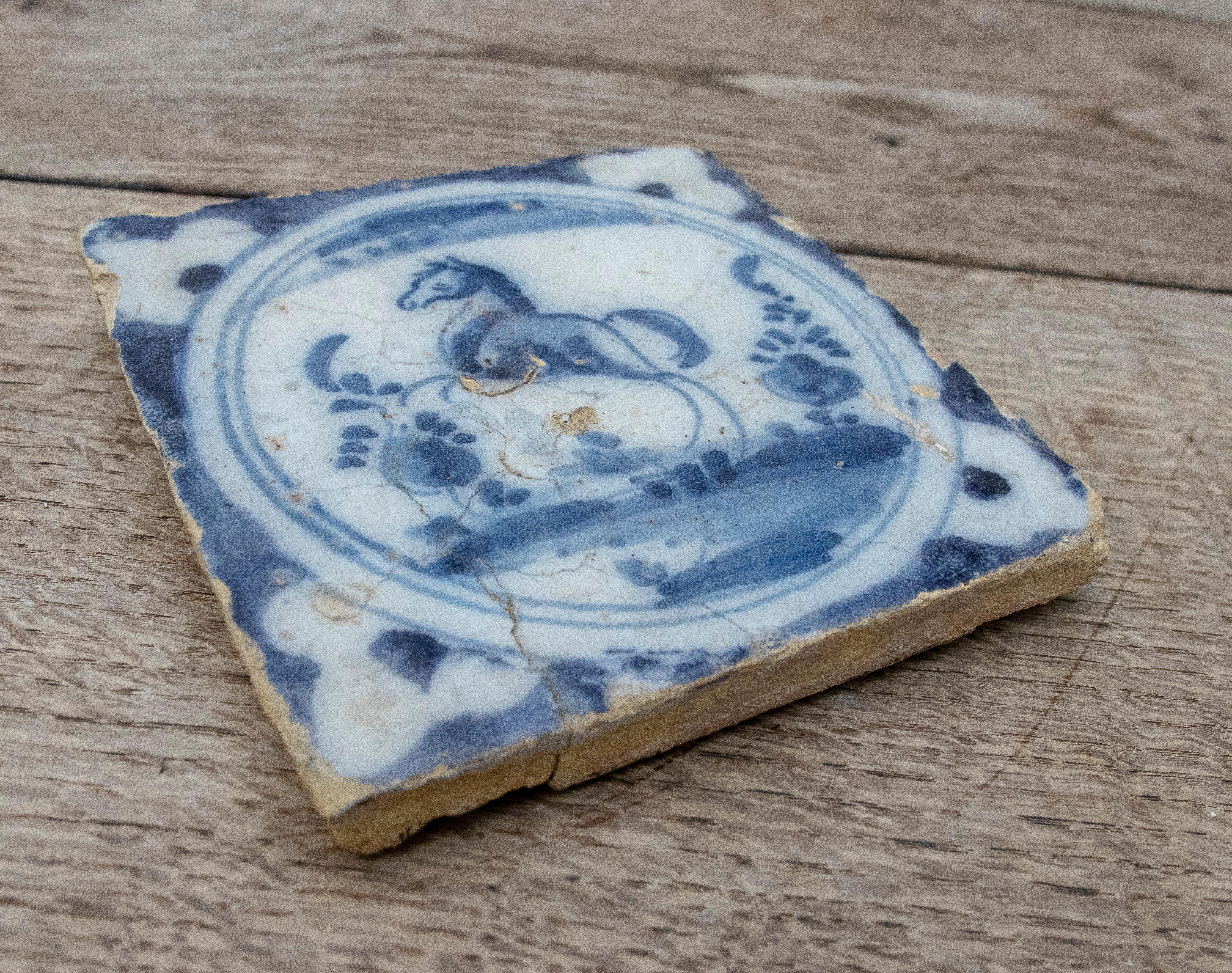 Spanische glasierte Keramikfliese aus Triana aus dem 18. Jahrhundert in Blau und Weiß mit einem handbemalten Pferd.