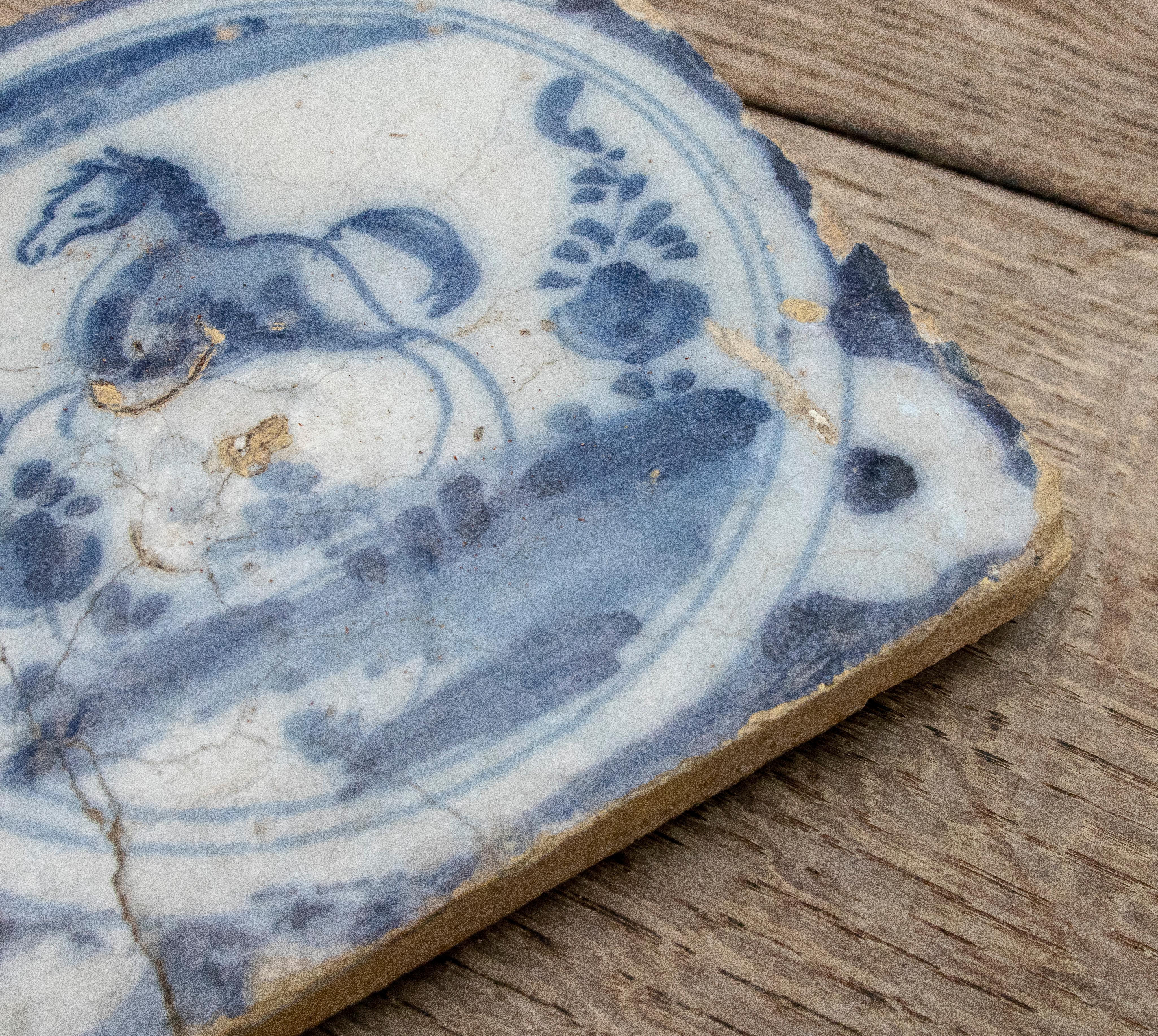 Spanische glasierte Keramikfliesen aus Triana aus dem 18. Jahrhundert in Blau und Weiß im Angebot 2