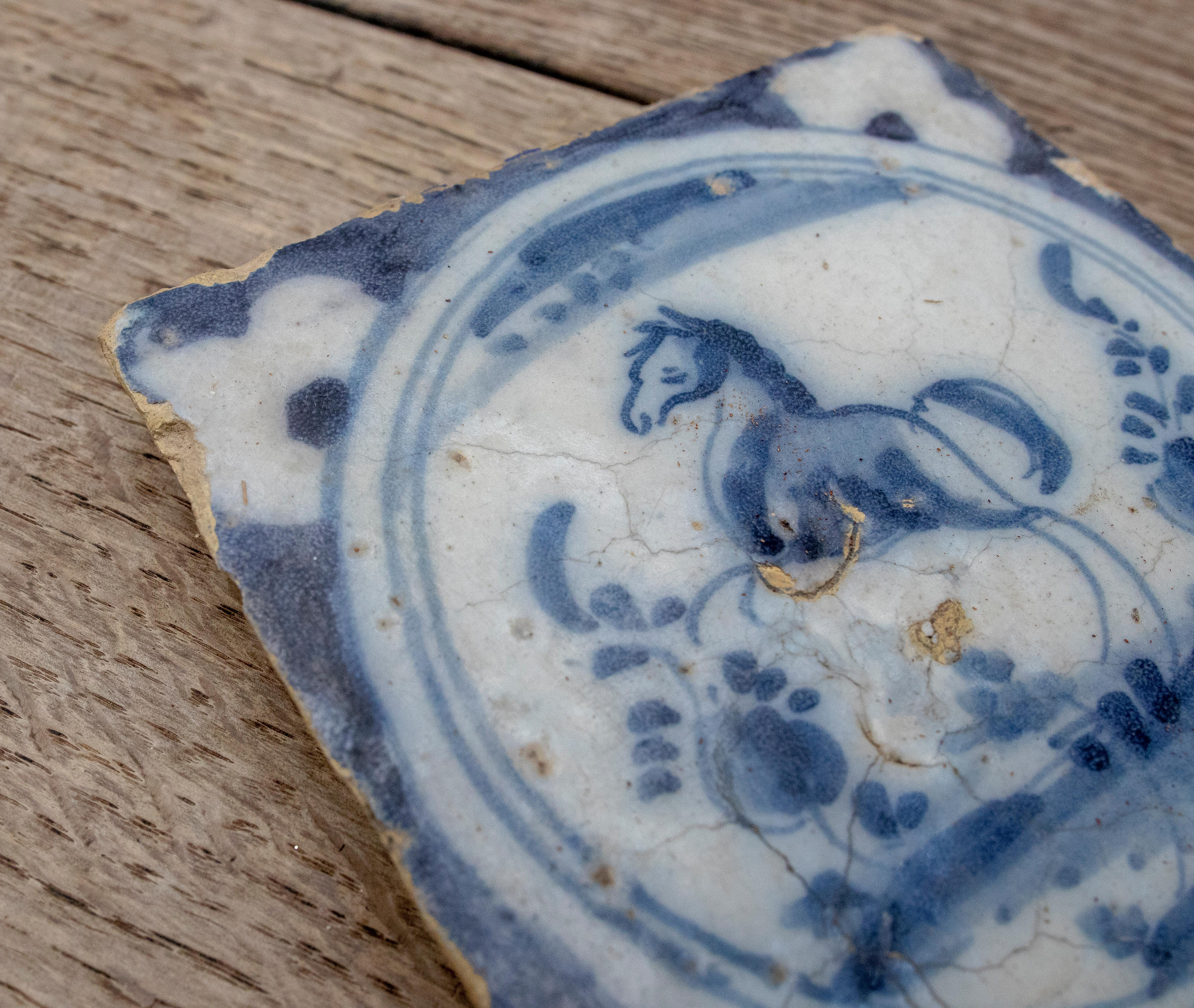 Spanische glasierte Keramikfliesen aus Triana aus dem 18. Jahrhundert in Blau und Weiß im Angebot 3