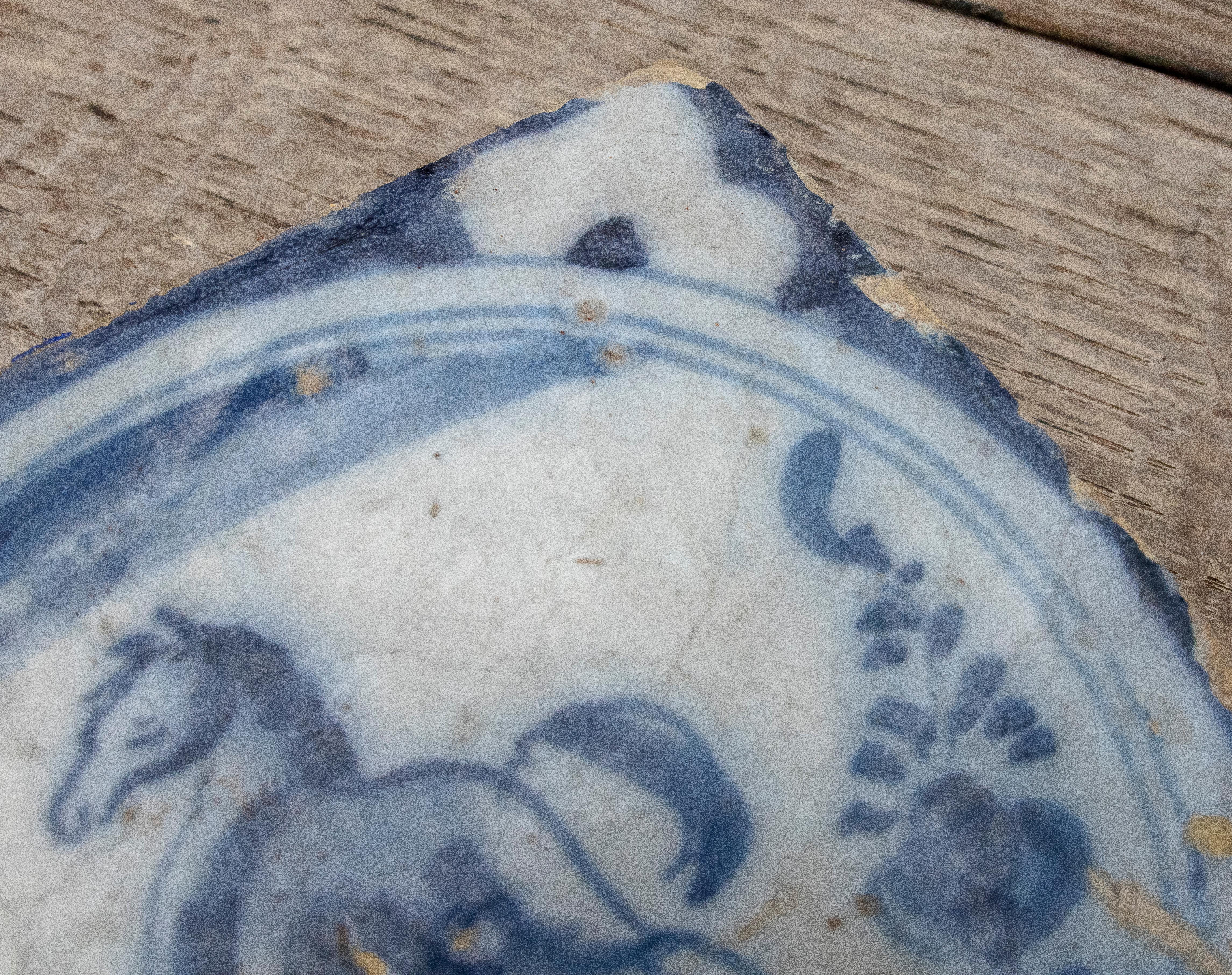 Spanische glasierte Keramikfliesen aus Triana aus dem 18. Jahrhundert in Blau und Weiß im Angebot 4