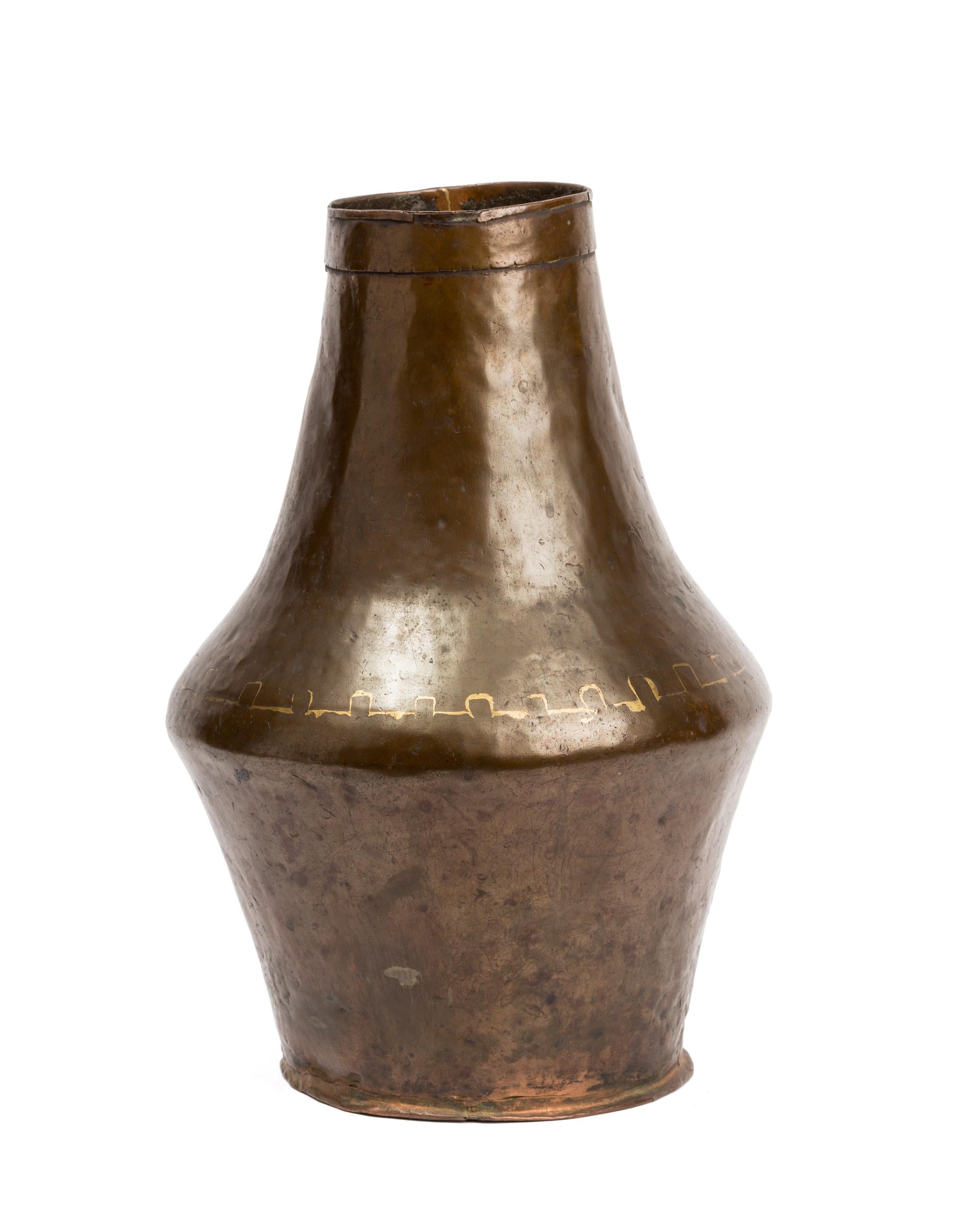 Espagnol Ancien pichet espagnol rustique en cuivre martelé avec couture décorative, poignée en fer en vente