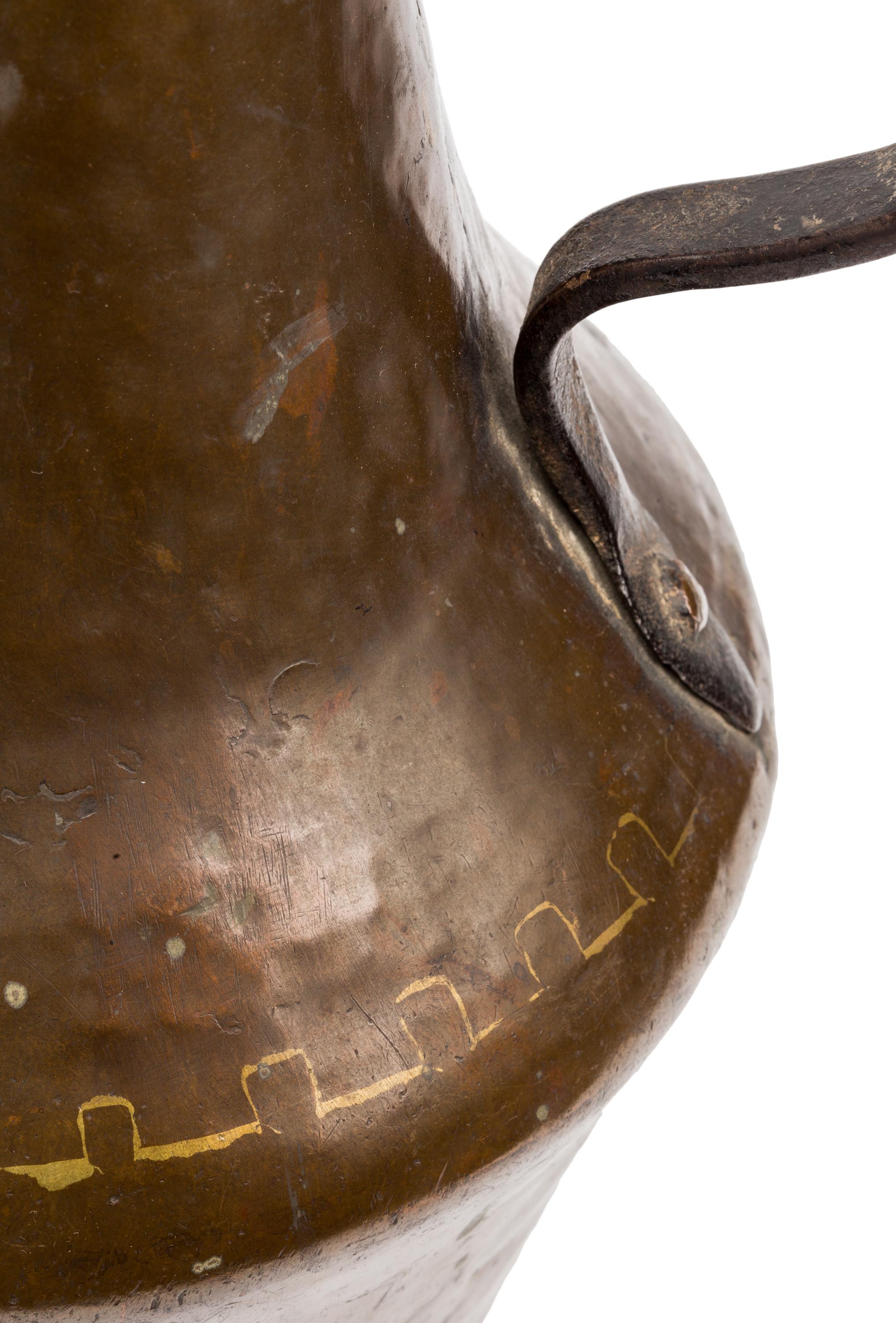 Pichet espagnol du 18ème siècle en cuivre martelé avec poignée en fer Bon état - En vente à Madrid, ES