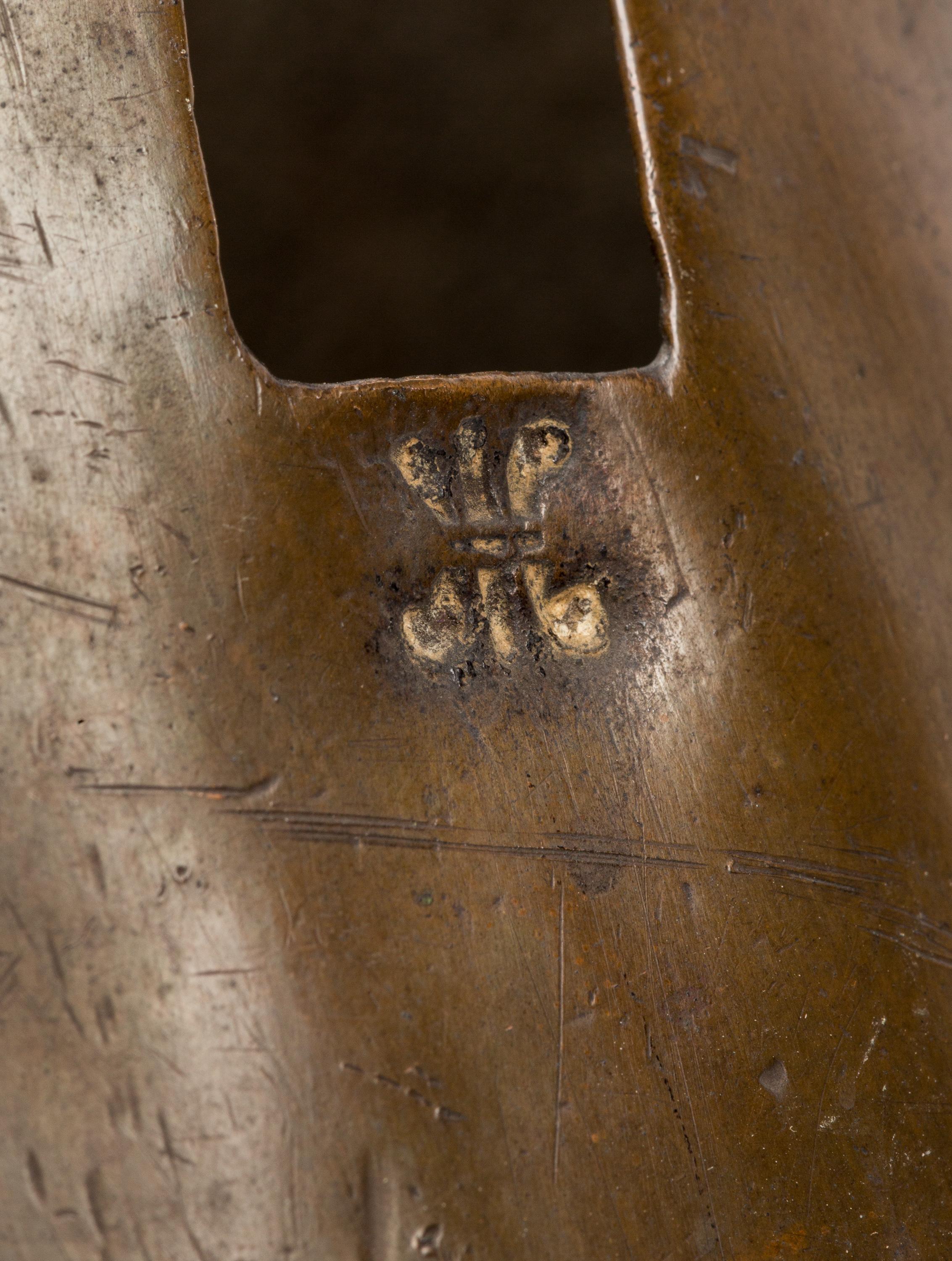 Cuivre Pichet espagnol du 18ème siècle en cuivre martelé avec poignée en fer en vente