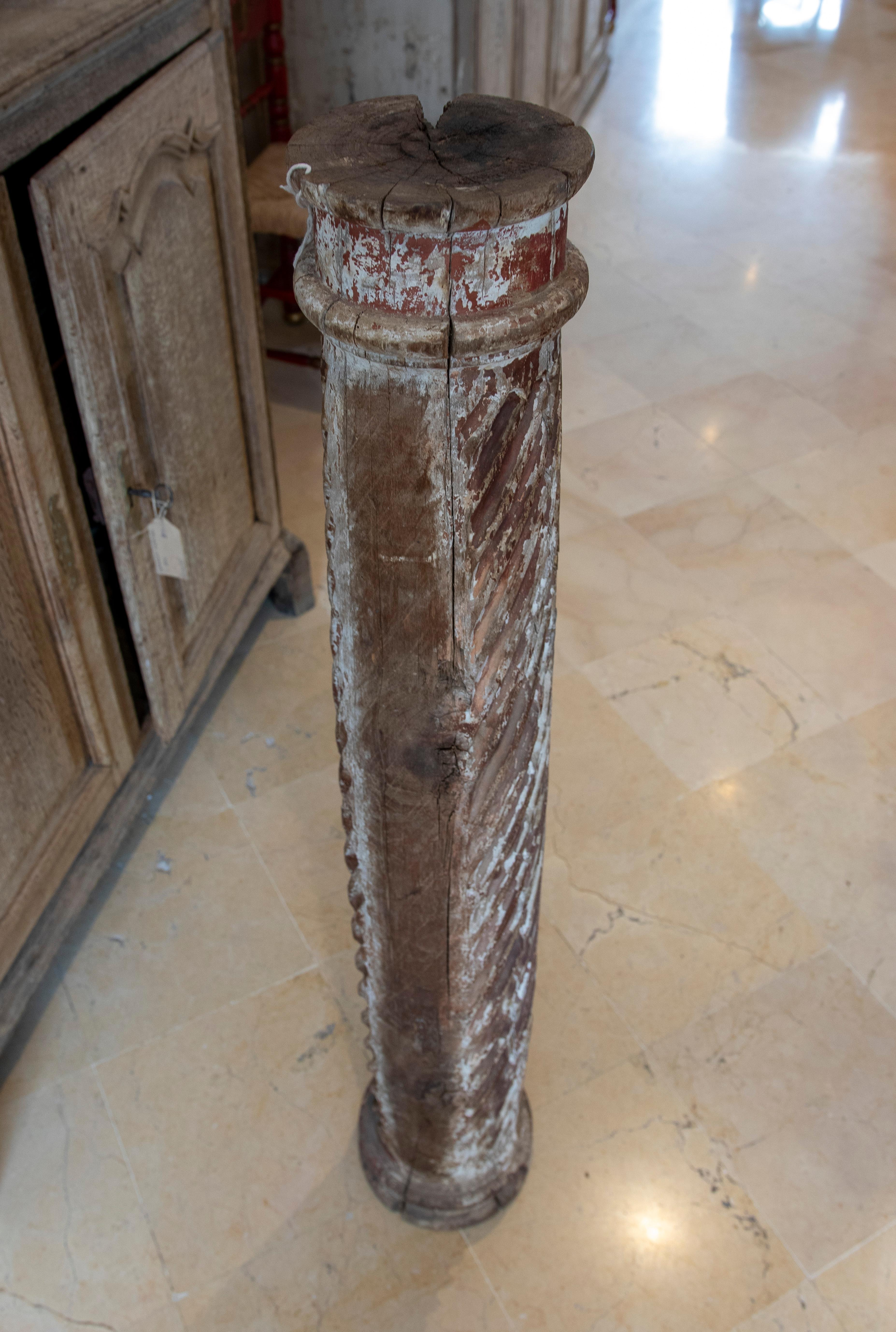 Spanische handgeschnitzte geriffelte Holzsule aus dem 18. Jahrhundert im Angebot 6