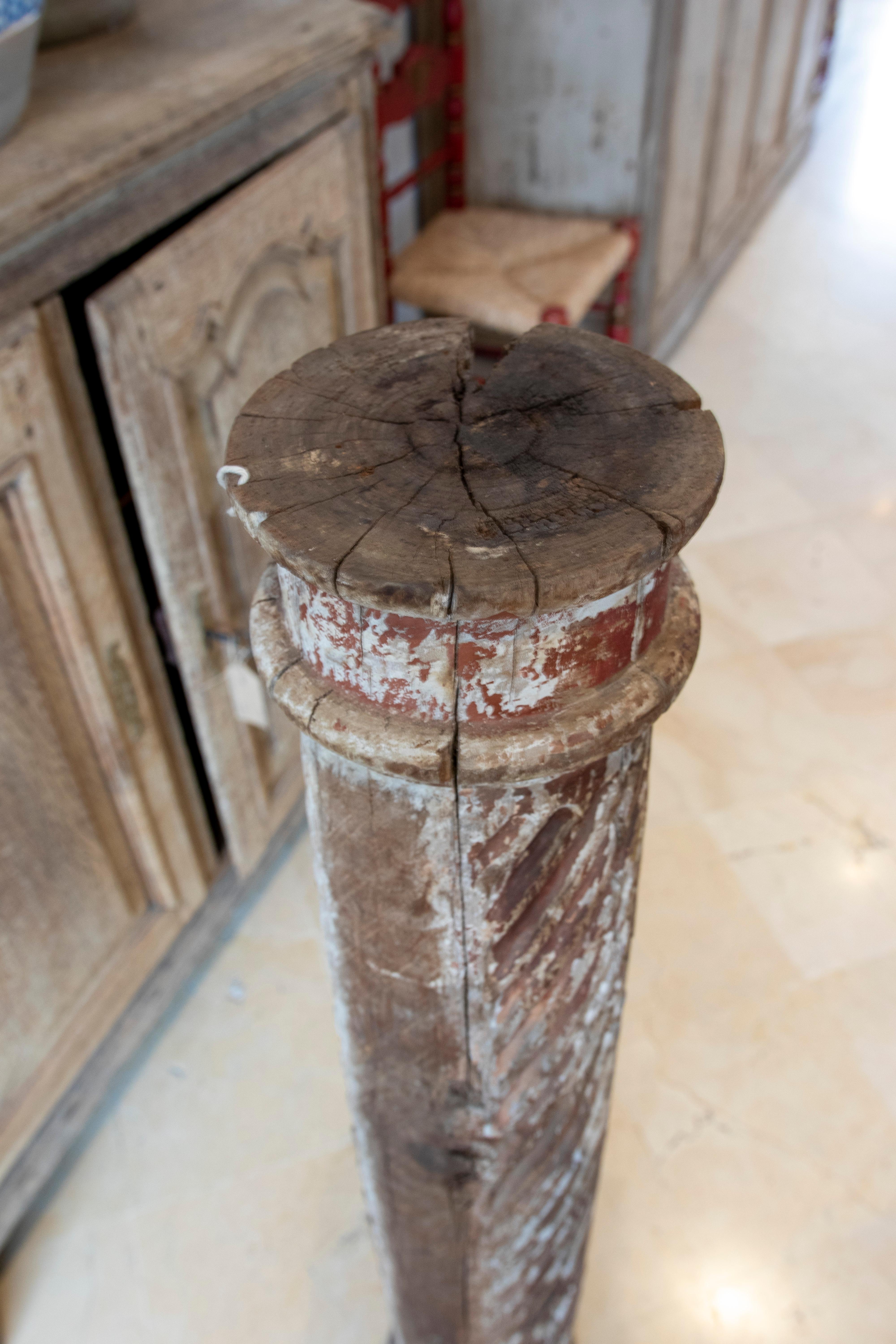 Spanische handgeschnitzte geriffelte Holzsule aus dem 18. Jahrhundert im Angebot 7