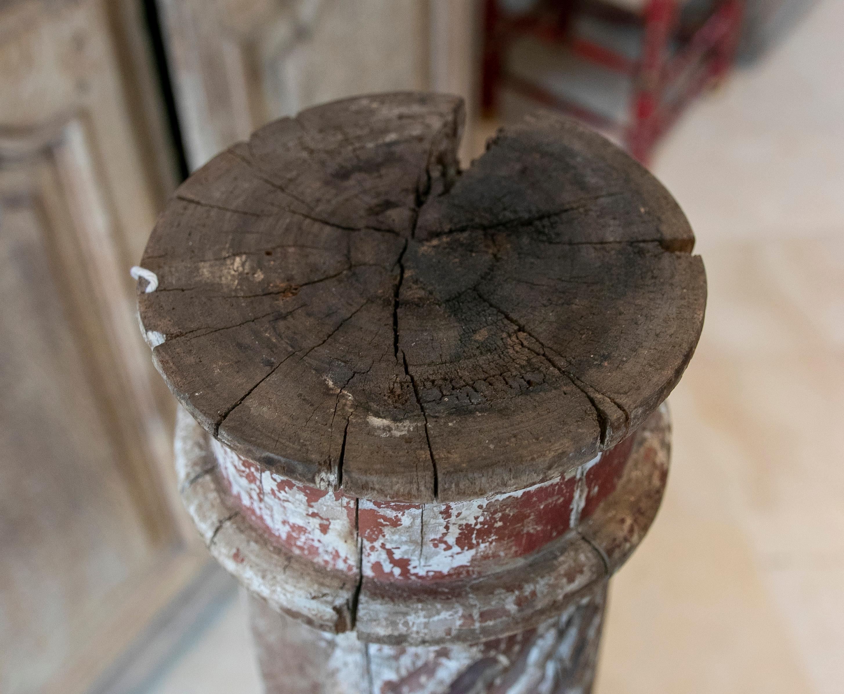 Spanische handgeschnitzte geriffelte Holzsule aus dem 18. Jahrhundert im Angebot 8