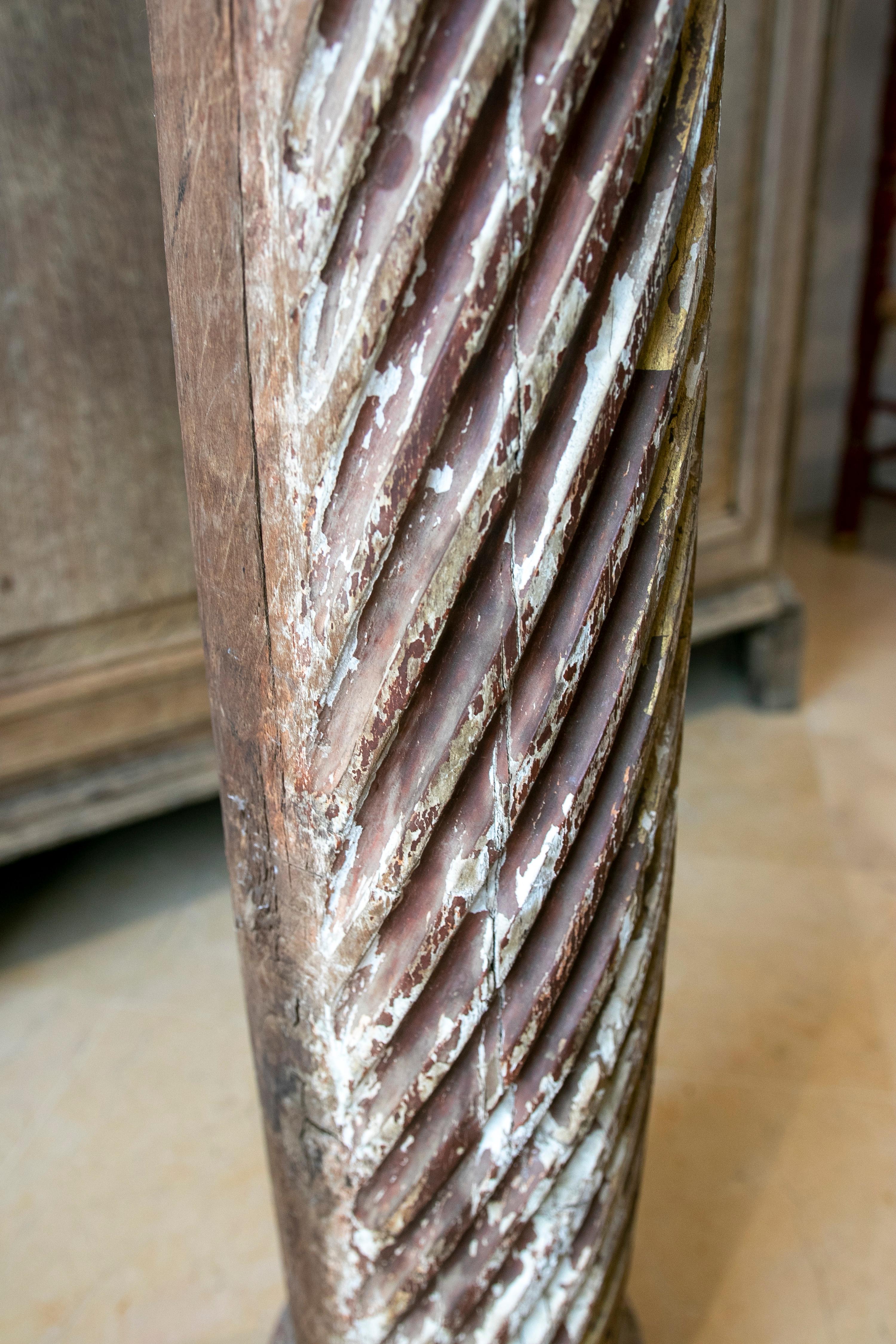 Spanische handgeschnitzte geriffelte Holzsule aus dem 18. Jahrhundert im Angebot 10