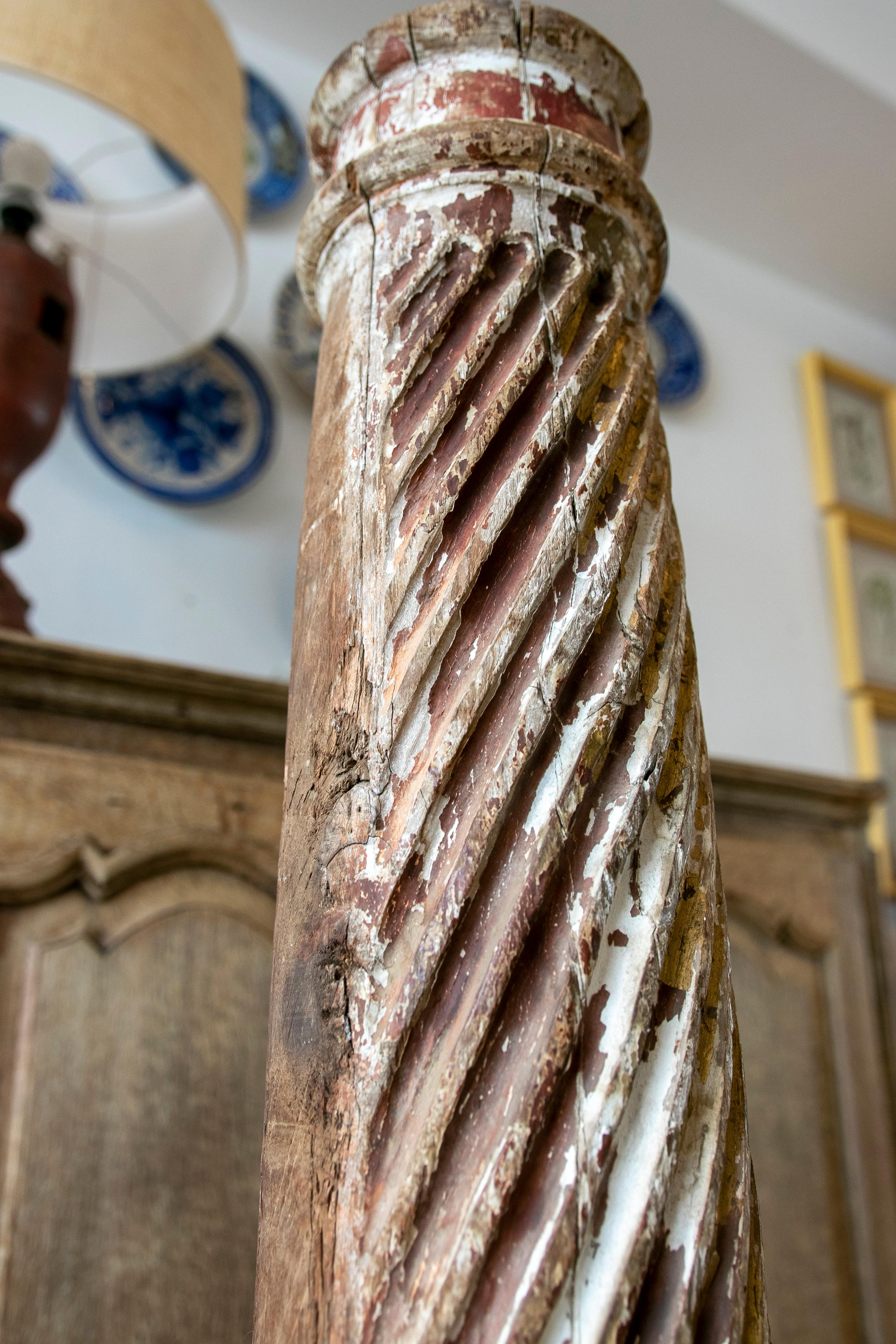 Spanische handgeschnitzte geriffelte Holzsule aus dem 18. Jahrhundert im Angebot 11