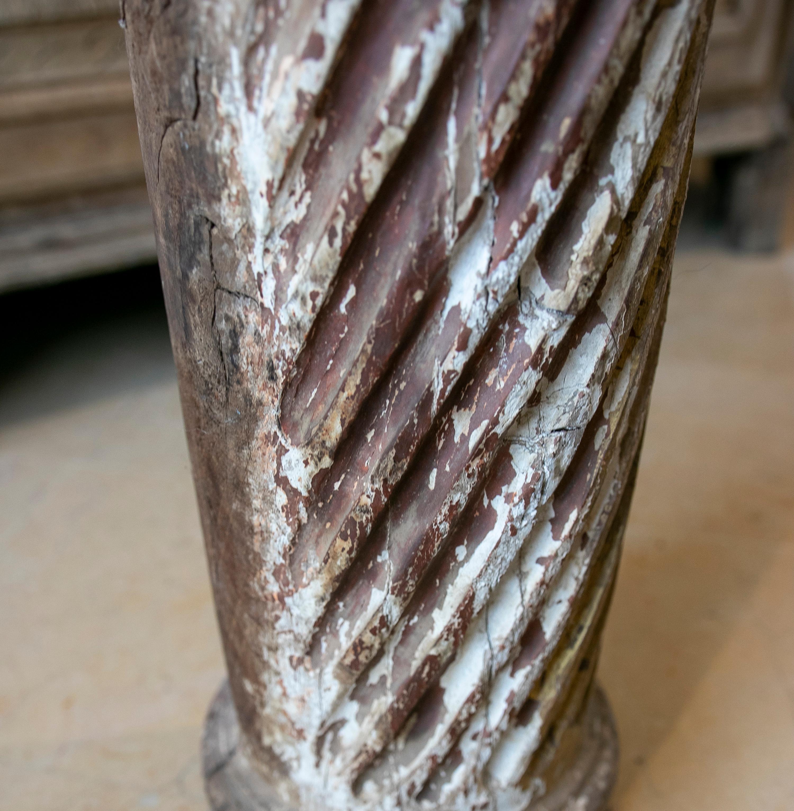 Spanische handgeschnitzte geriffelte Holzsule aus dem 18. Jahrhundert im Angebot 12