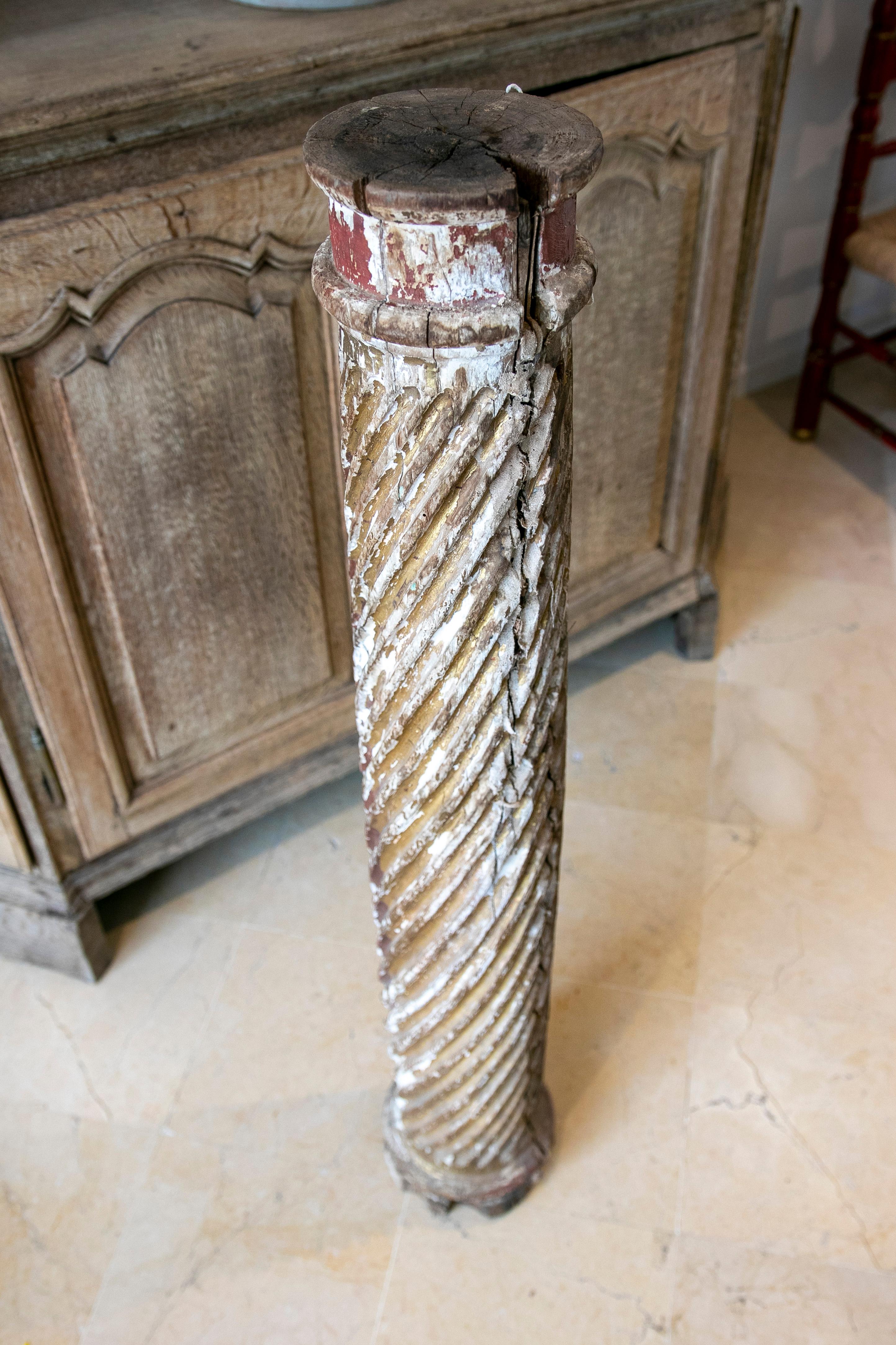 Columne espagnole du 18me sicle en bois cannel sculpte  la main en vente 13