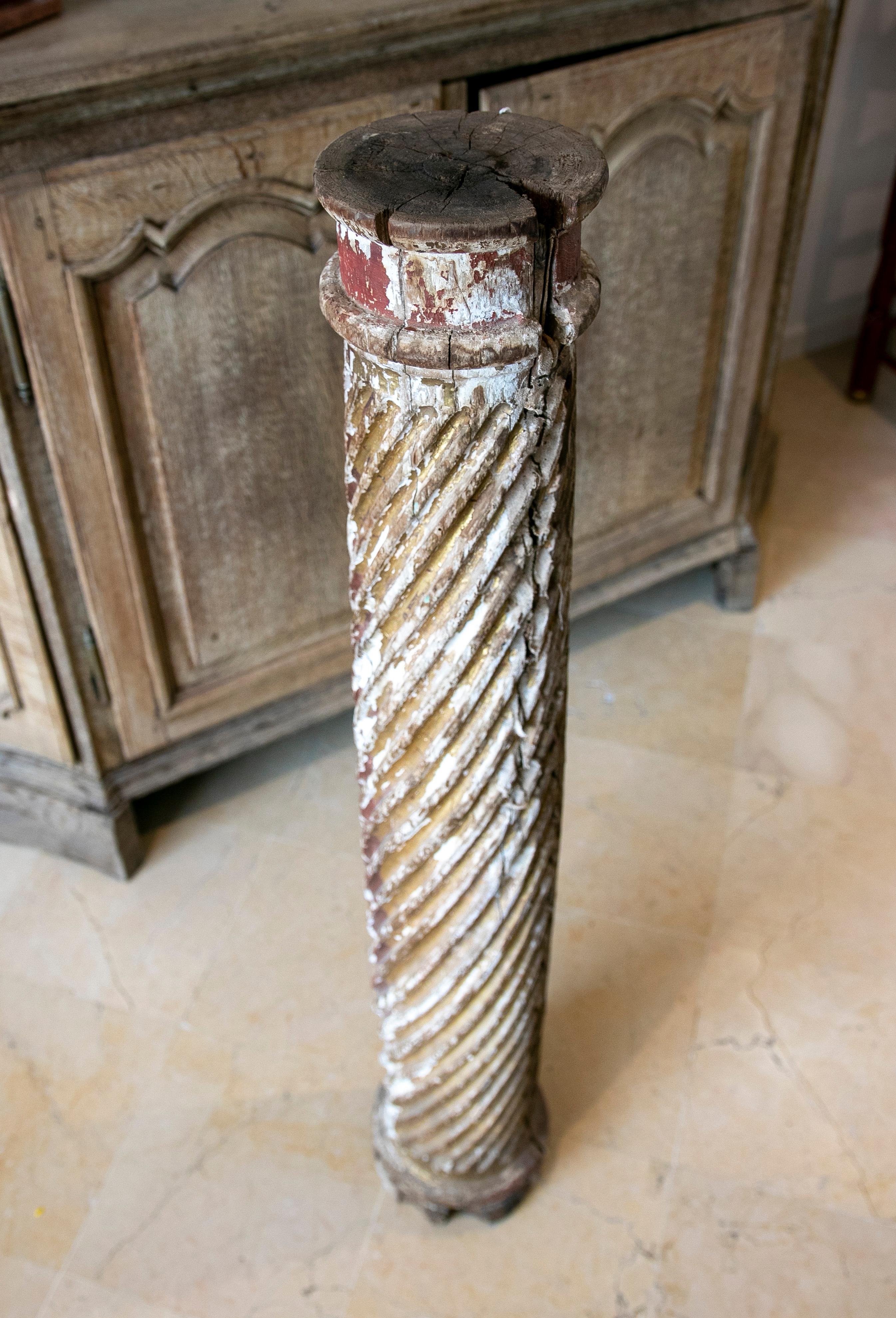 Spanische handgeschnitzte geriffelte Holzsule aus dem 18. Jahrhundert im Zustand „Gut“ im Angebot in Marbella, ES