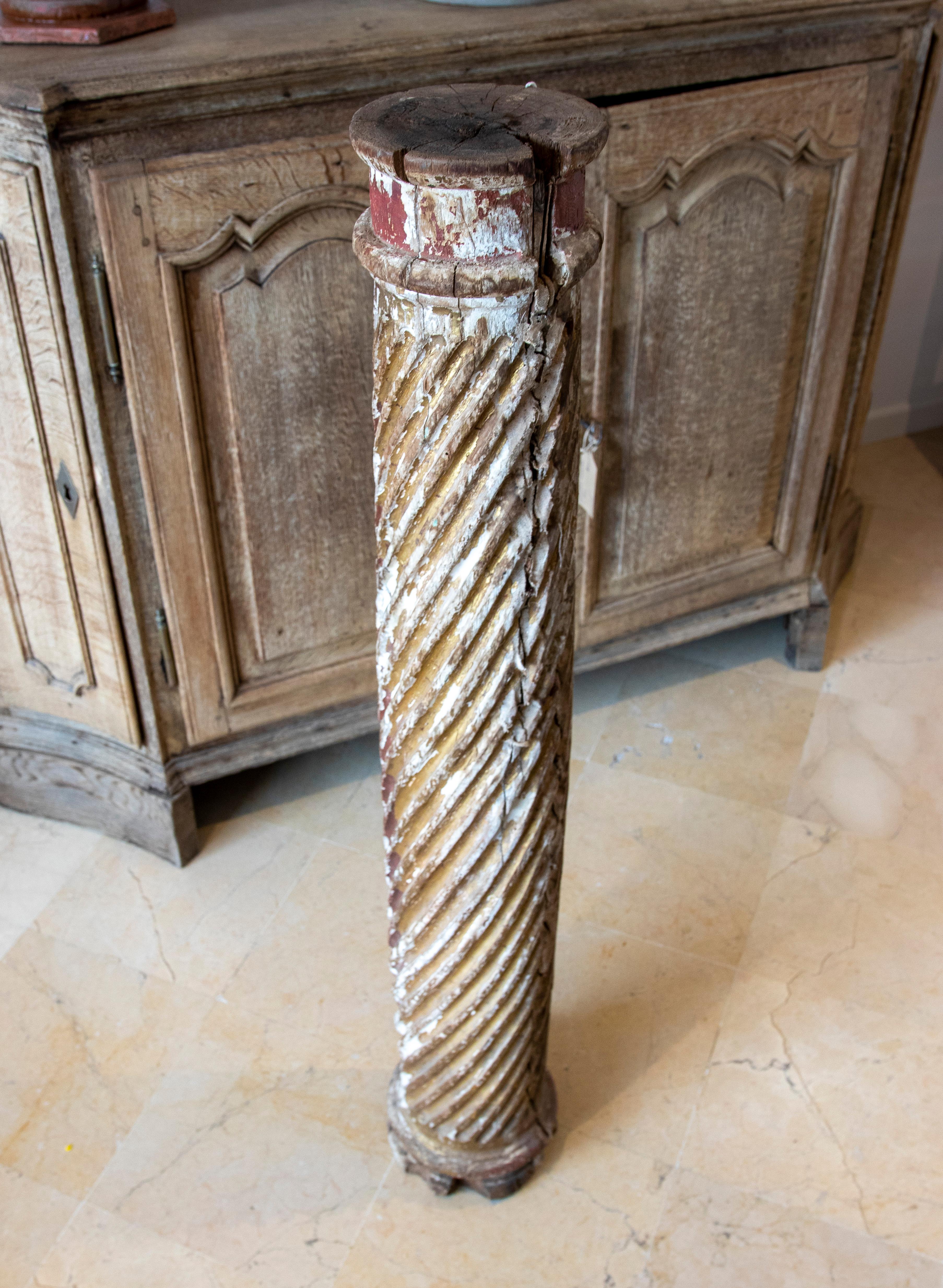 Spanische handgeschnitzte geriffelte Holzsule aus dem 18. Jahrhundert im Angebot 1