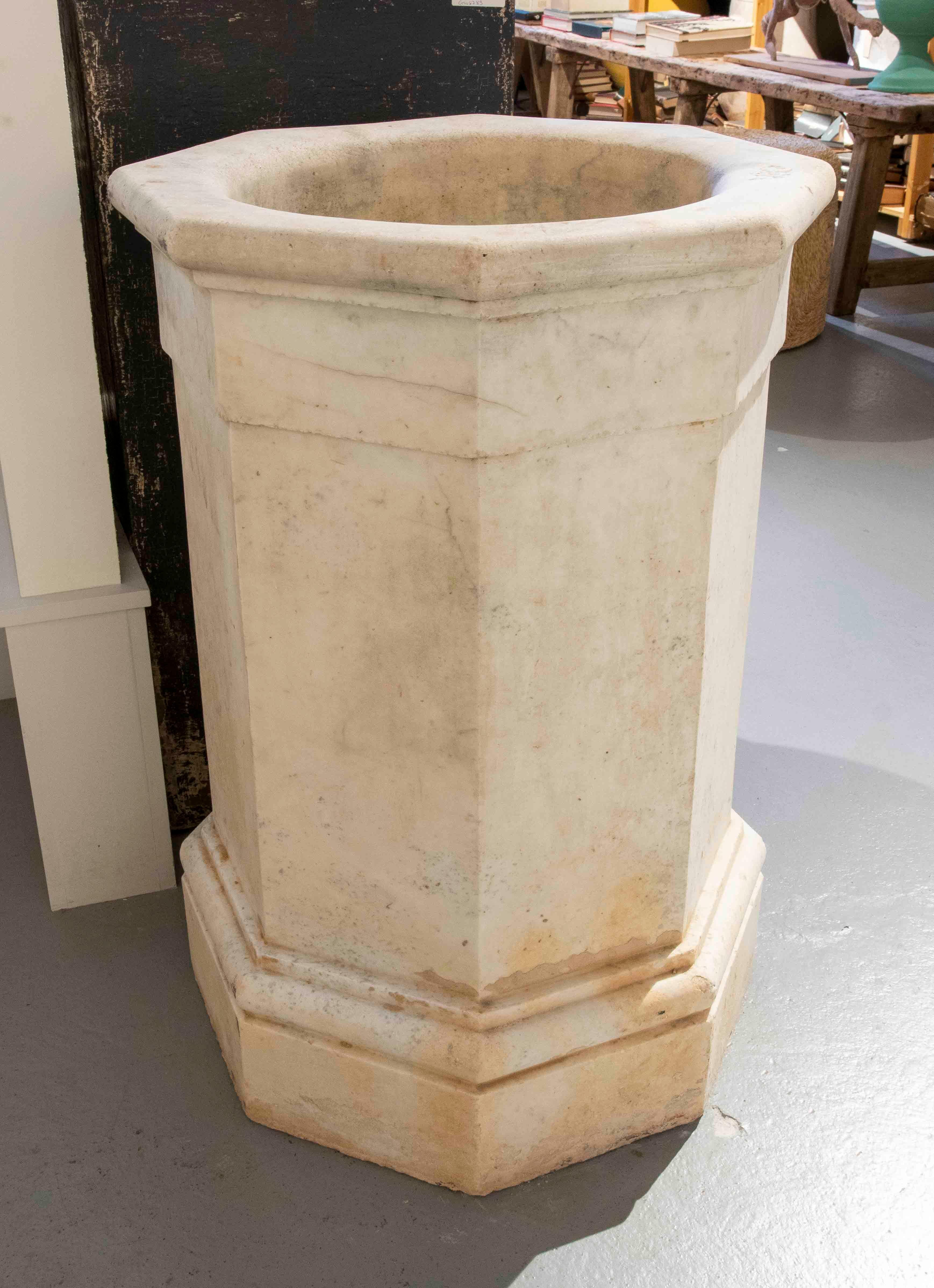 18th Century Spanish Hand-Carved  Marble Well Spout  In Good Condition For Sale In Marbella, ES