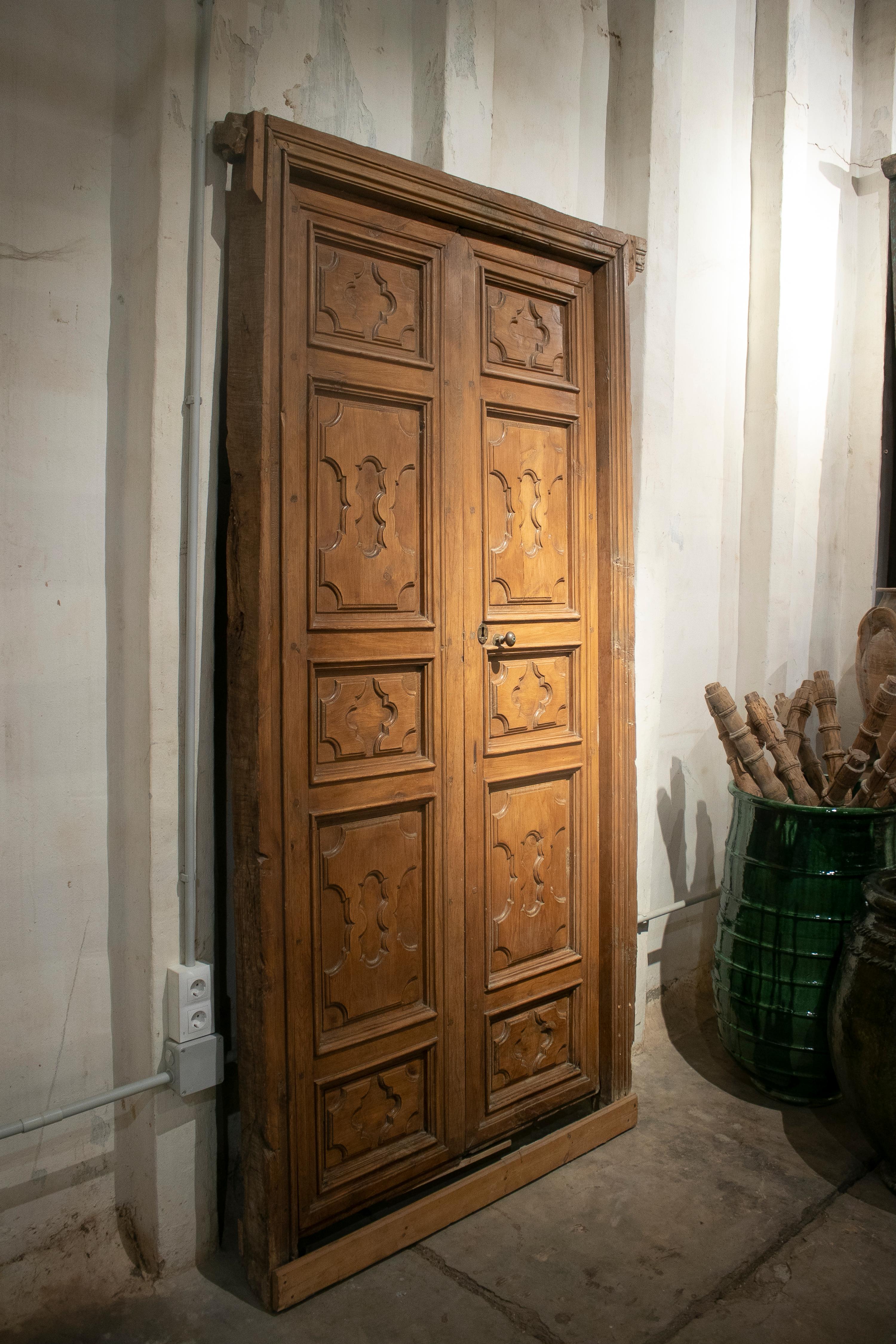 18th century Spanish hand carved paneled wooden door. 

Dimensions with door frame: 255 x 126 x 10cm
Dimensions without frame: 235 x 108cm.