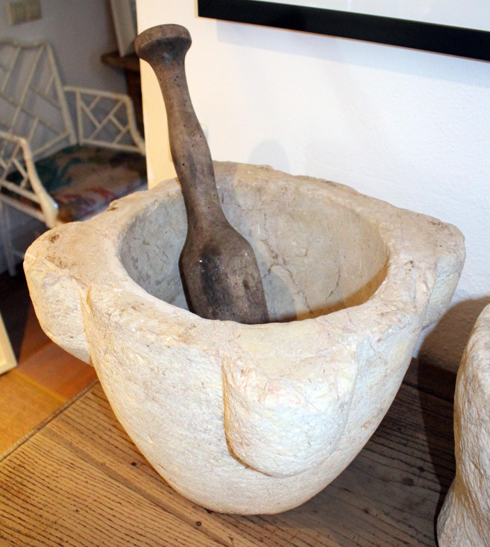 Espagnol Mortier de cuisine espagnol du 18ème siècle en pierre sculptée à la main et piqûre en bois
