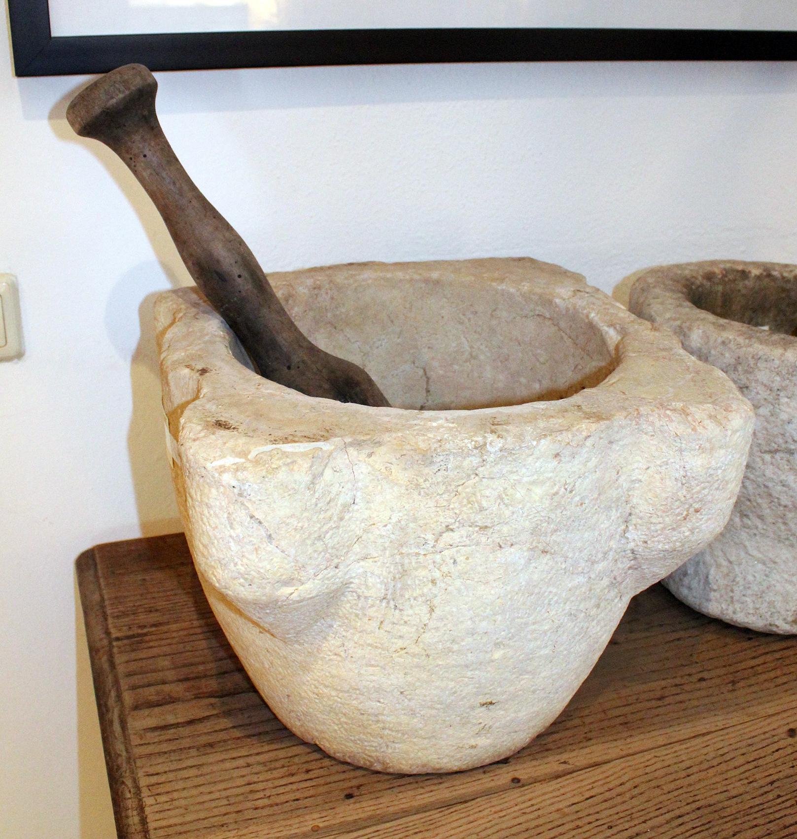 Sculpté à la main Mortier de cuisine espagnol du 18ème siècle en pierre sculptée à la main et piqûre en bois